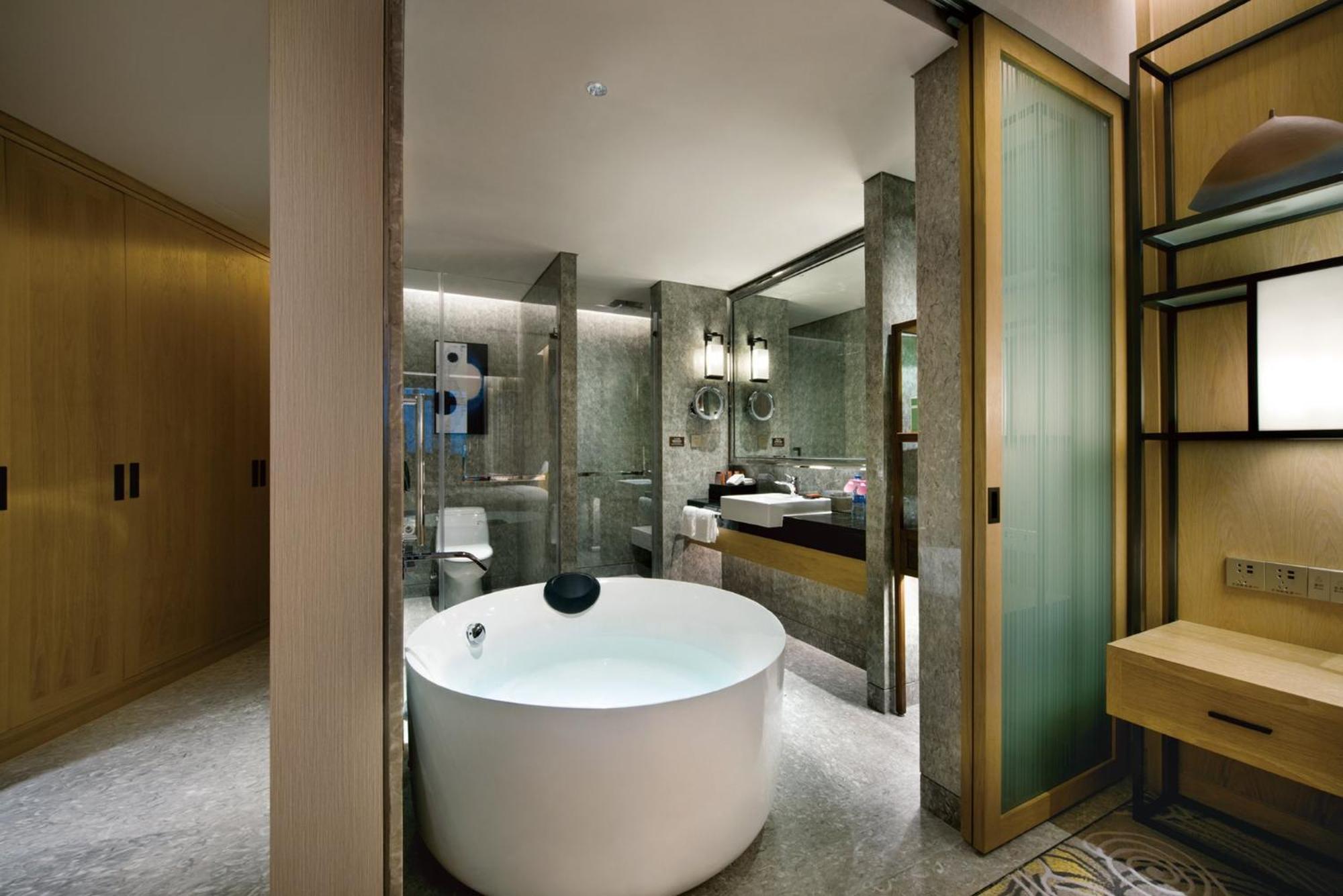 Standard King Room thumbnail 6