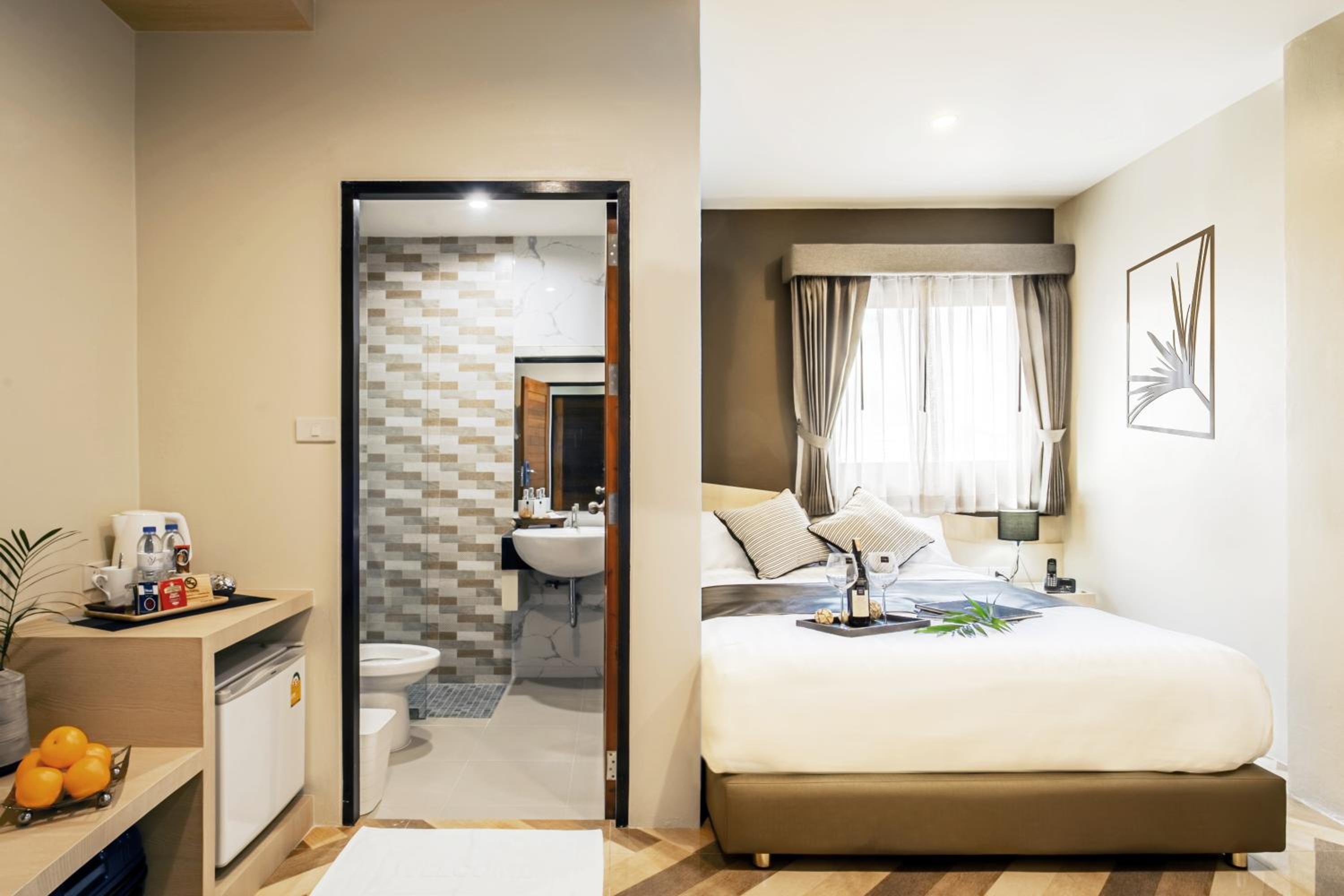 Standard Queen Room - Photo 17