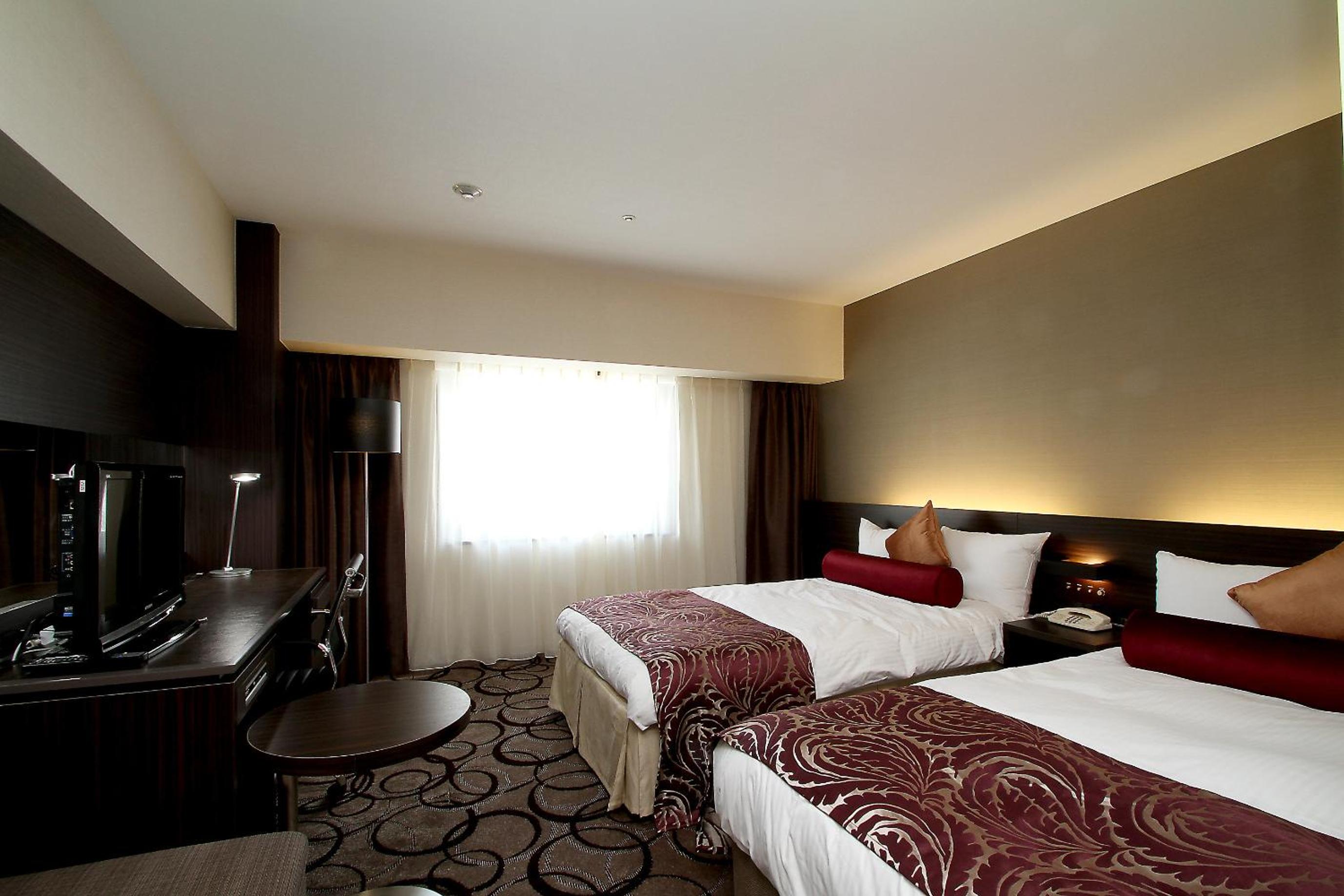 Standard Twin Room with City View - Photo 2