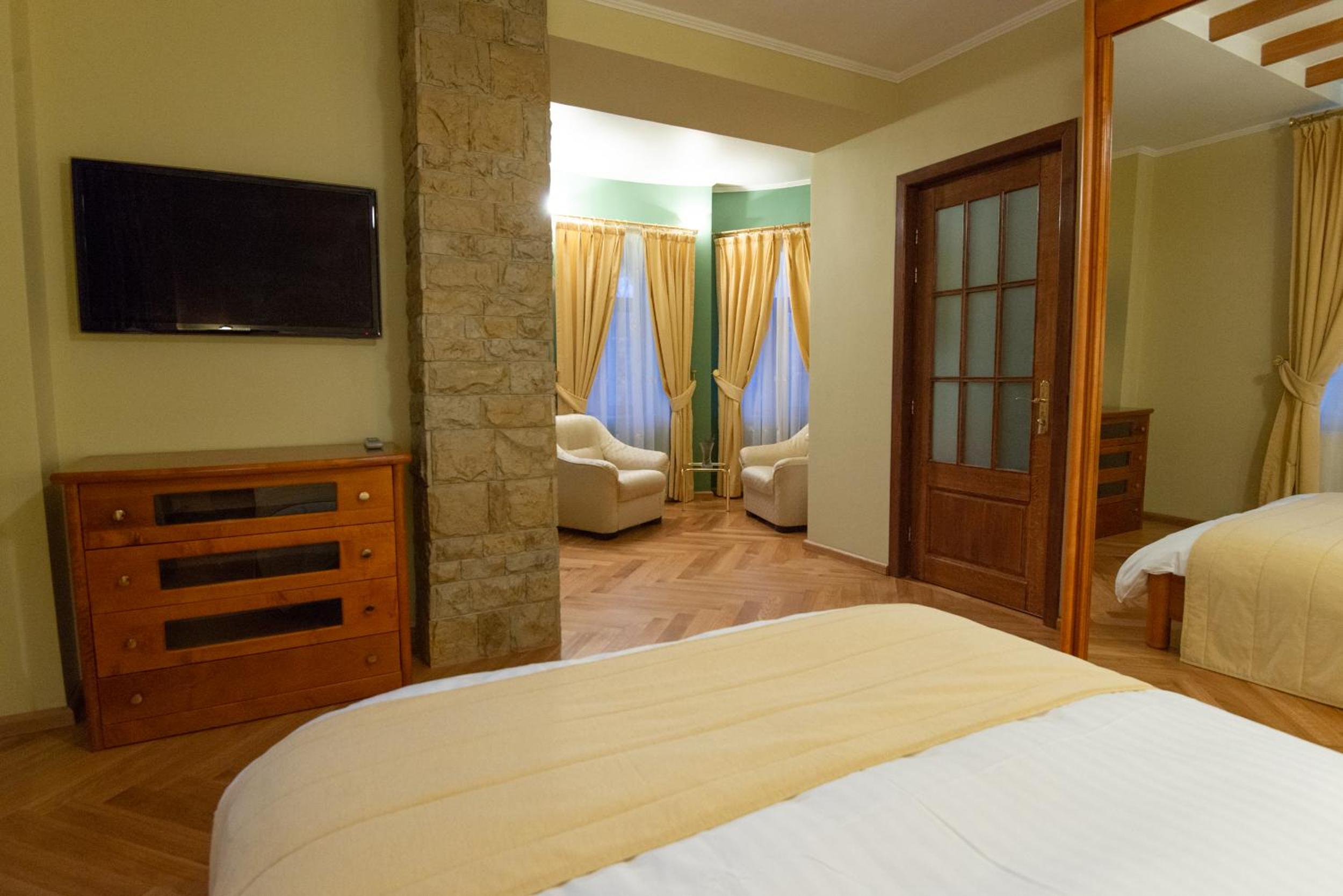 Two-Bedroom Suite - Photo 11