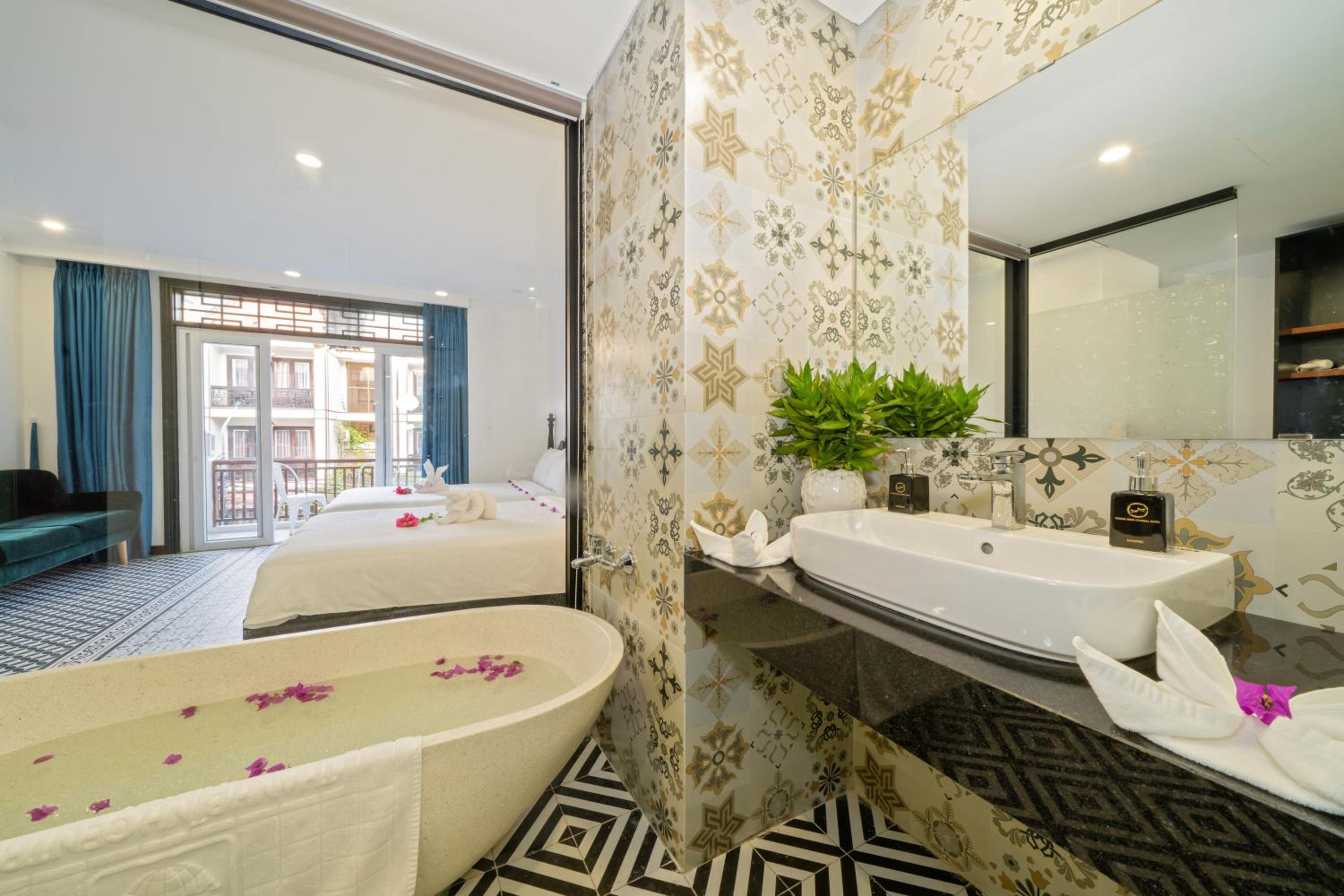 Premier Double Room with Pool View - Photo 4