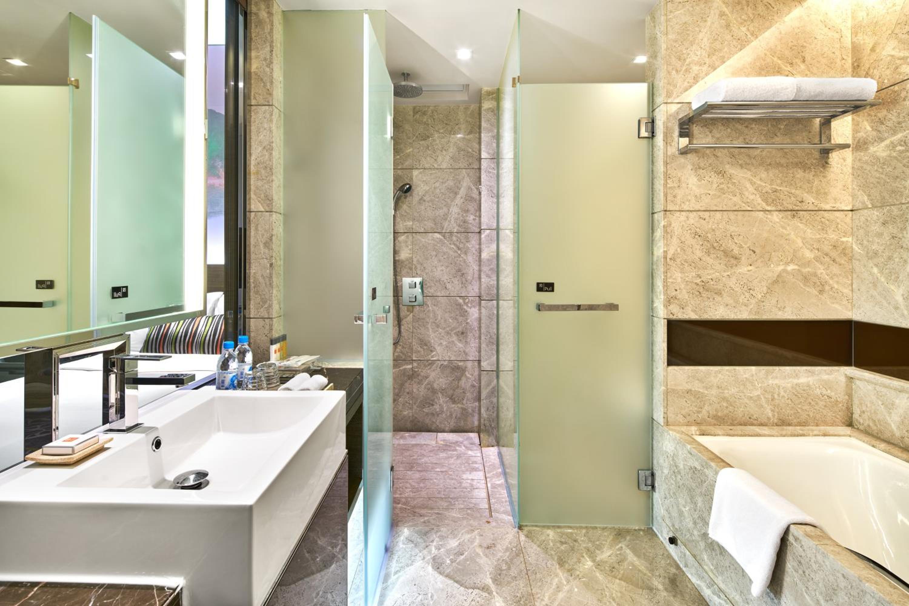 Standard Twin Room with Garden View - High Floor photo 3