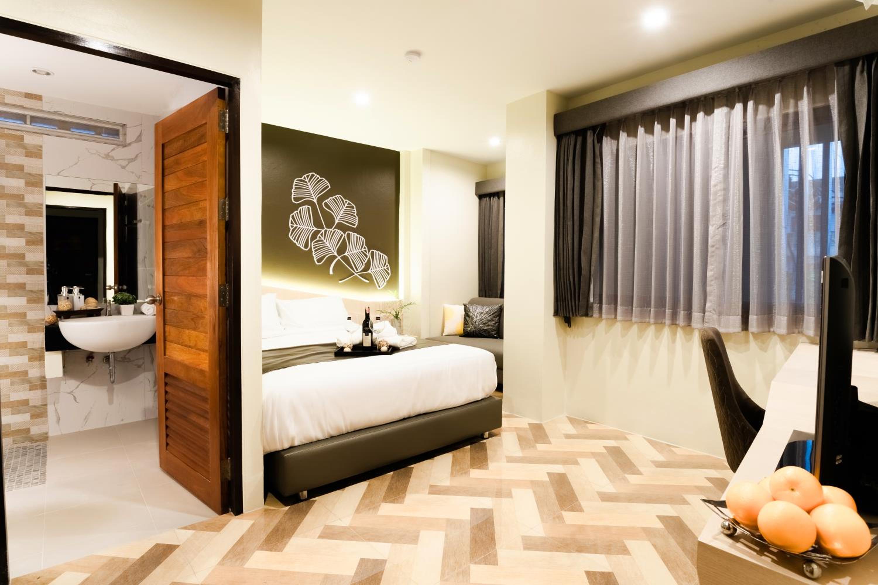 Deluxe Double Room - Photo 11