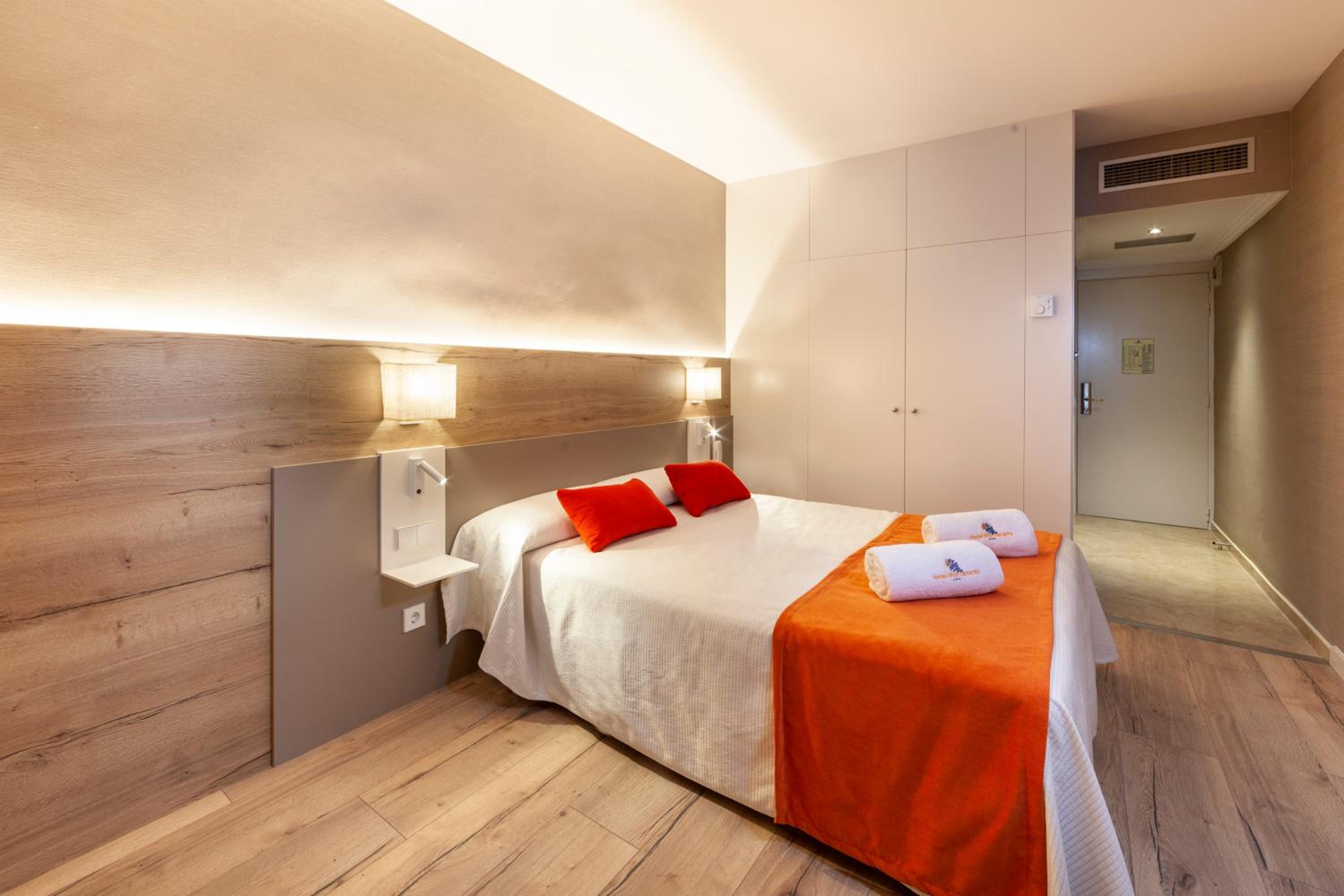 Deluxe Double or Twin Room with Lateral Sea Views & Spa Access photo 3