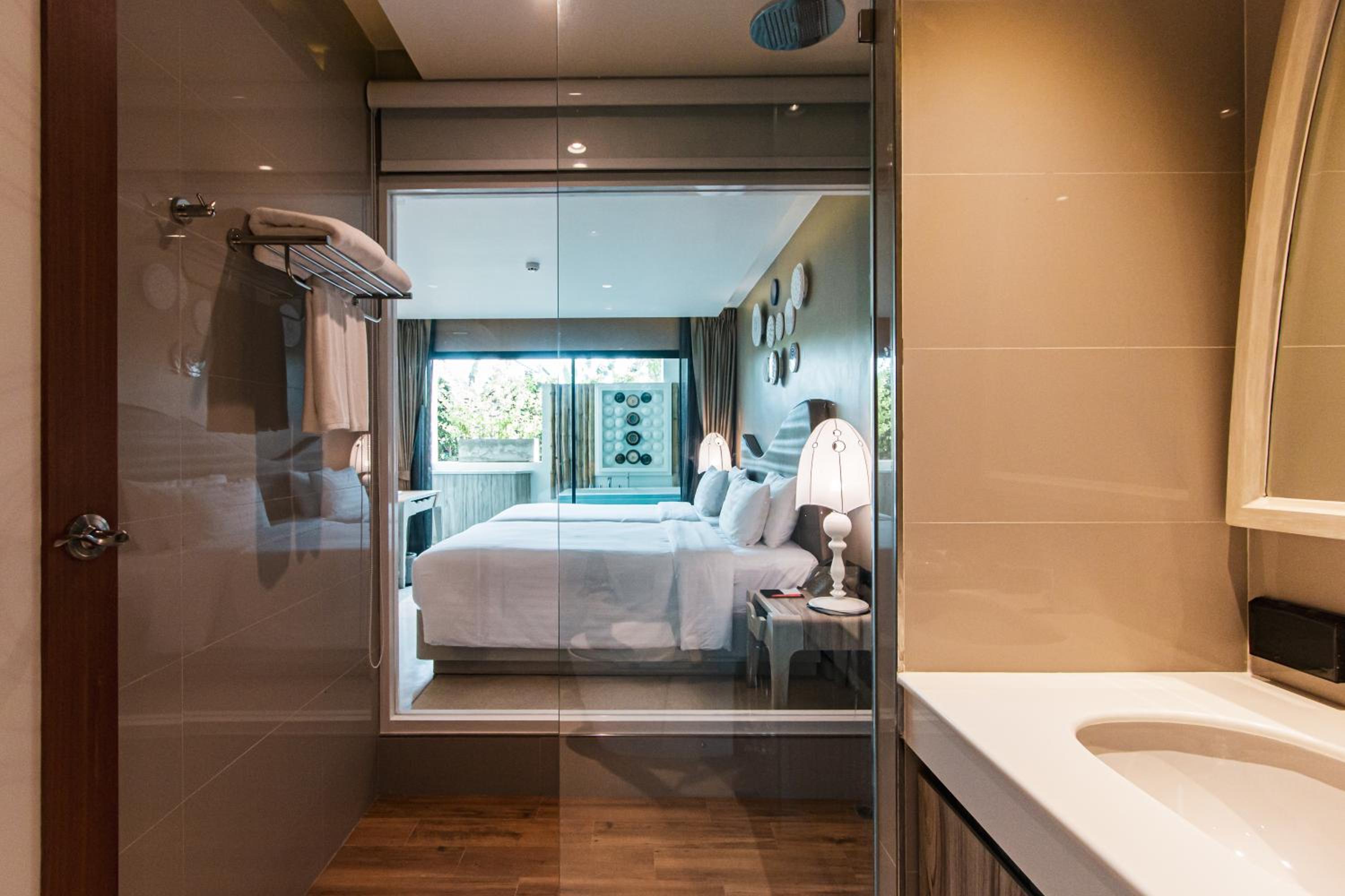 Superior with Jacuzzi - Photo 9