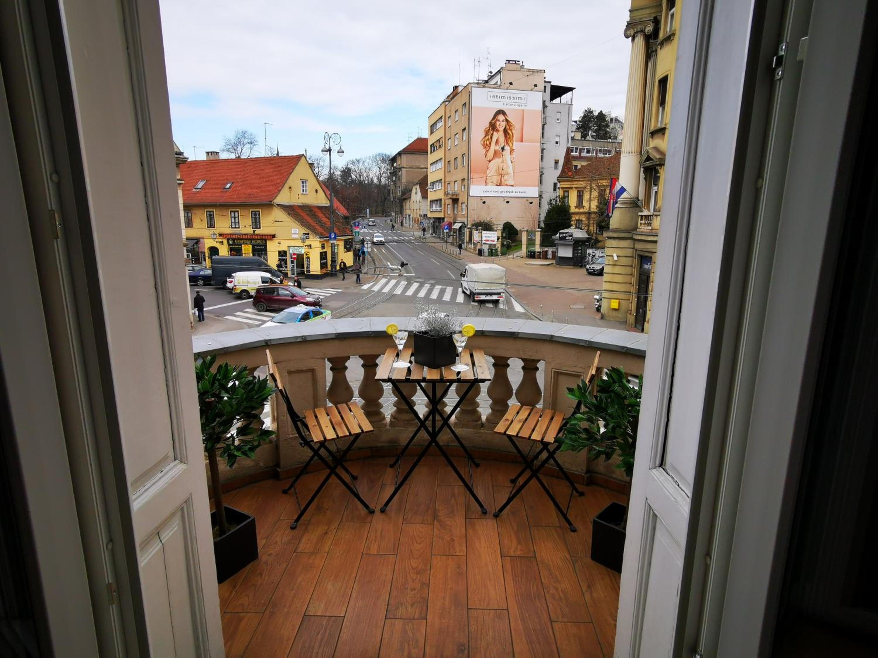 Deluxe Double Room with Balcony with City View - Photo 6