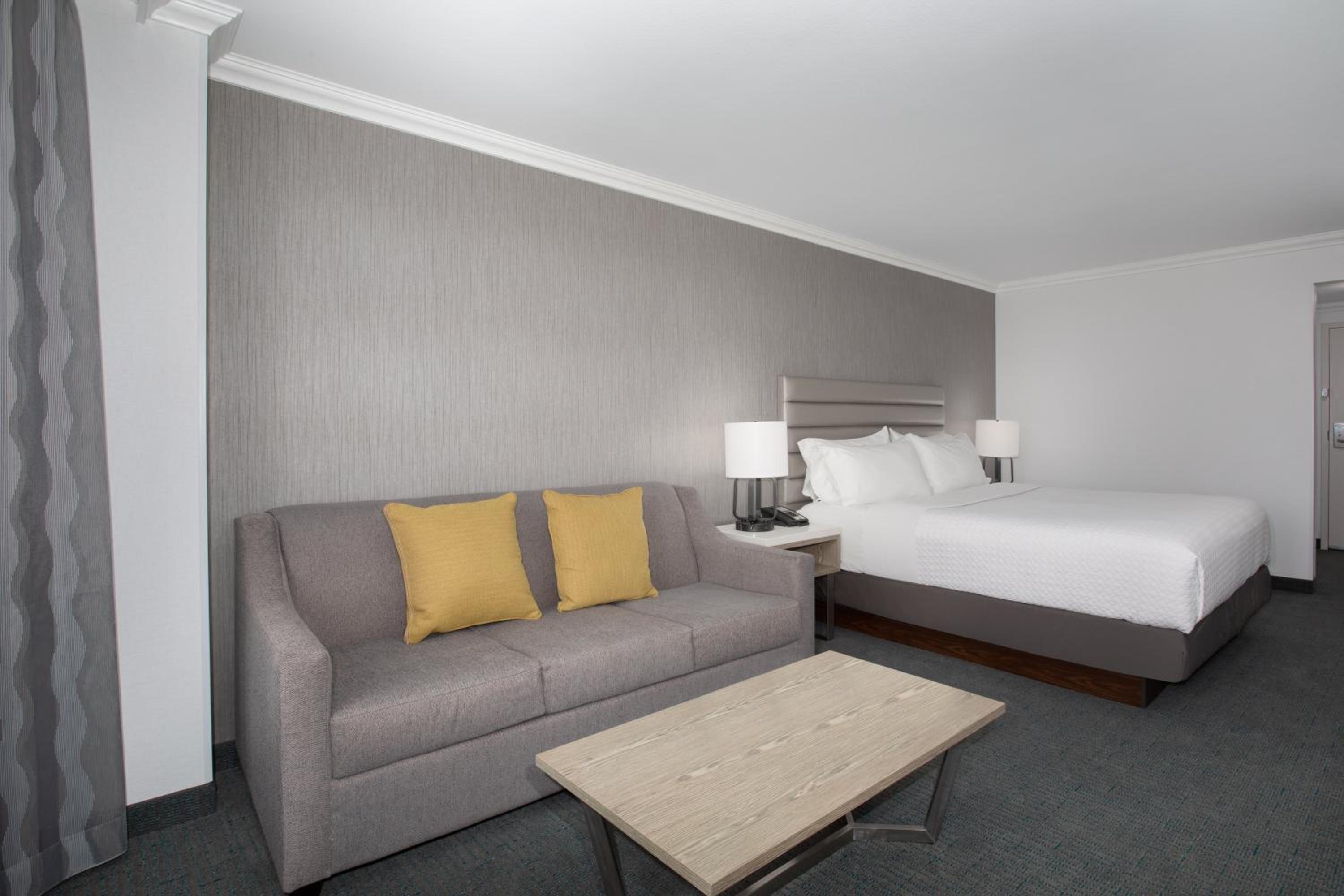 Standard King Room with Sofa Bed - Photo 4