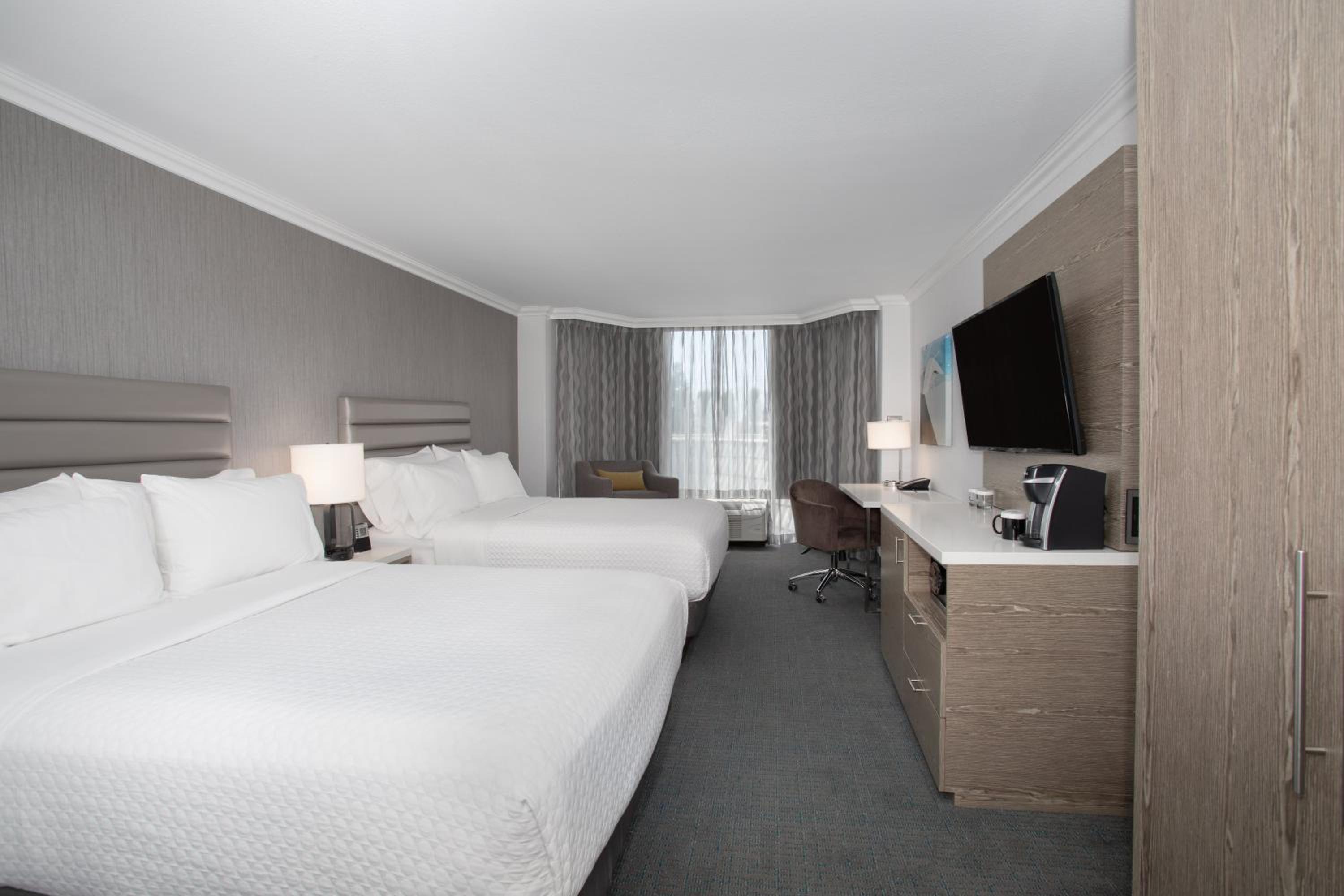 Standard Room with Two Queen Beds - Photo 3