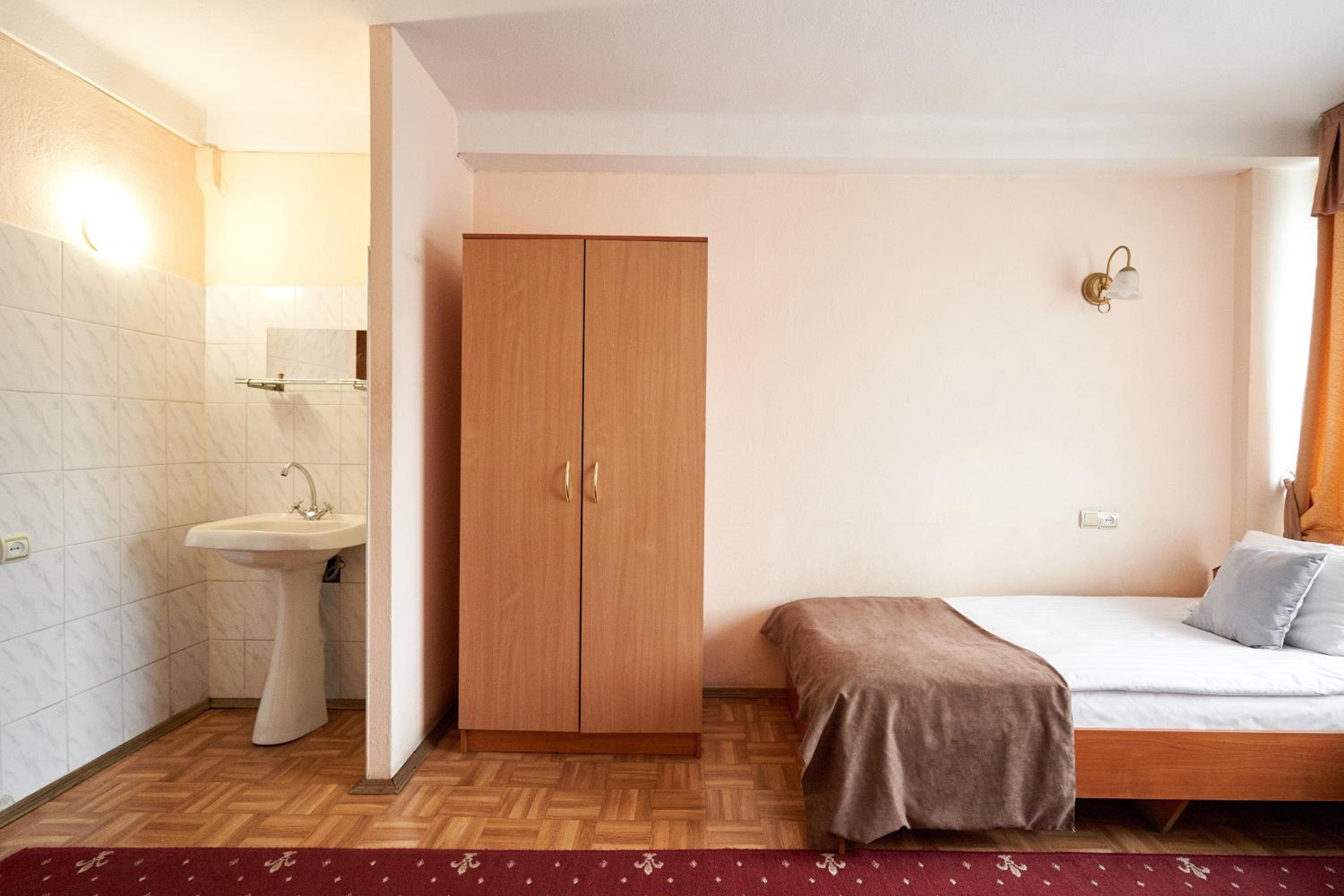 Twin Room with Shared Bathroom photo 1
