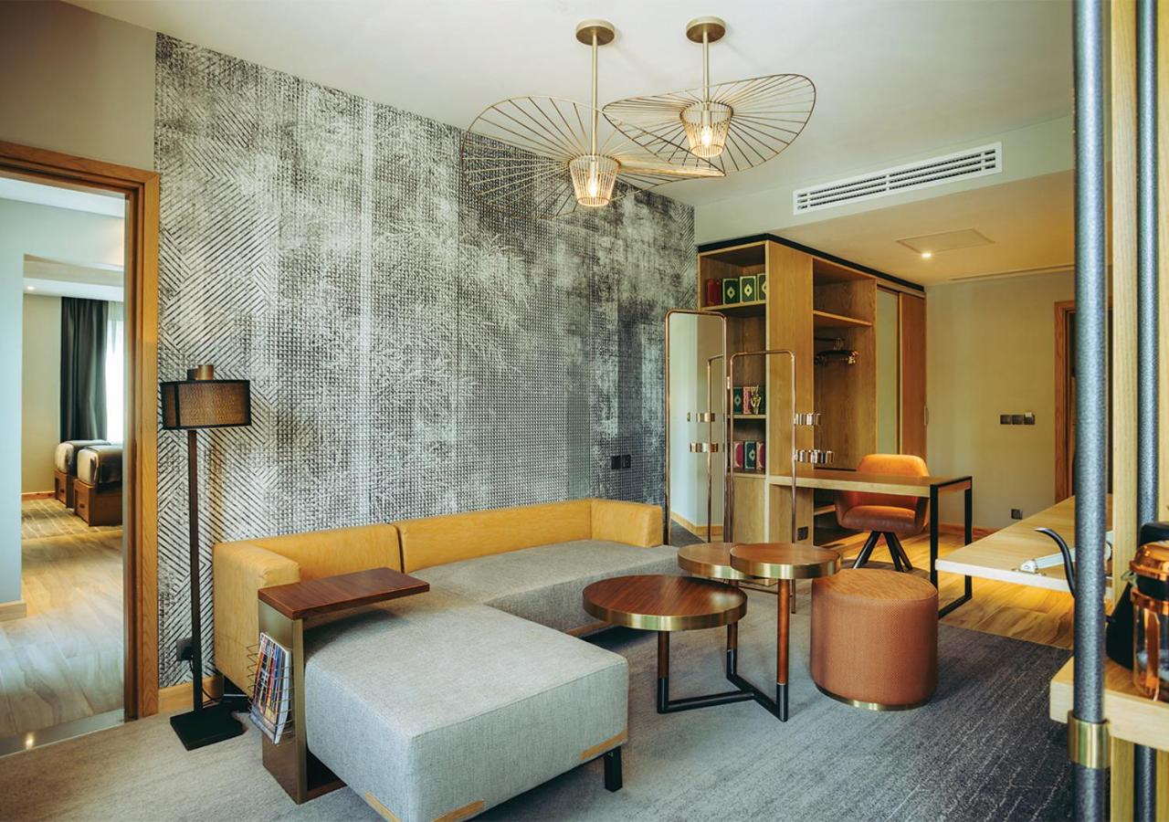 King Room with Balcony - Photo 6