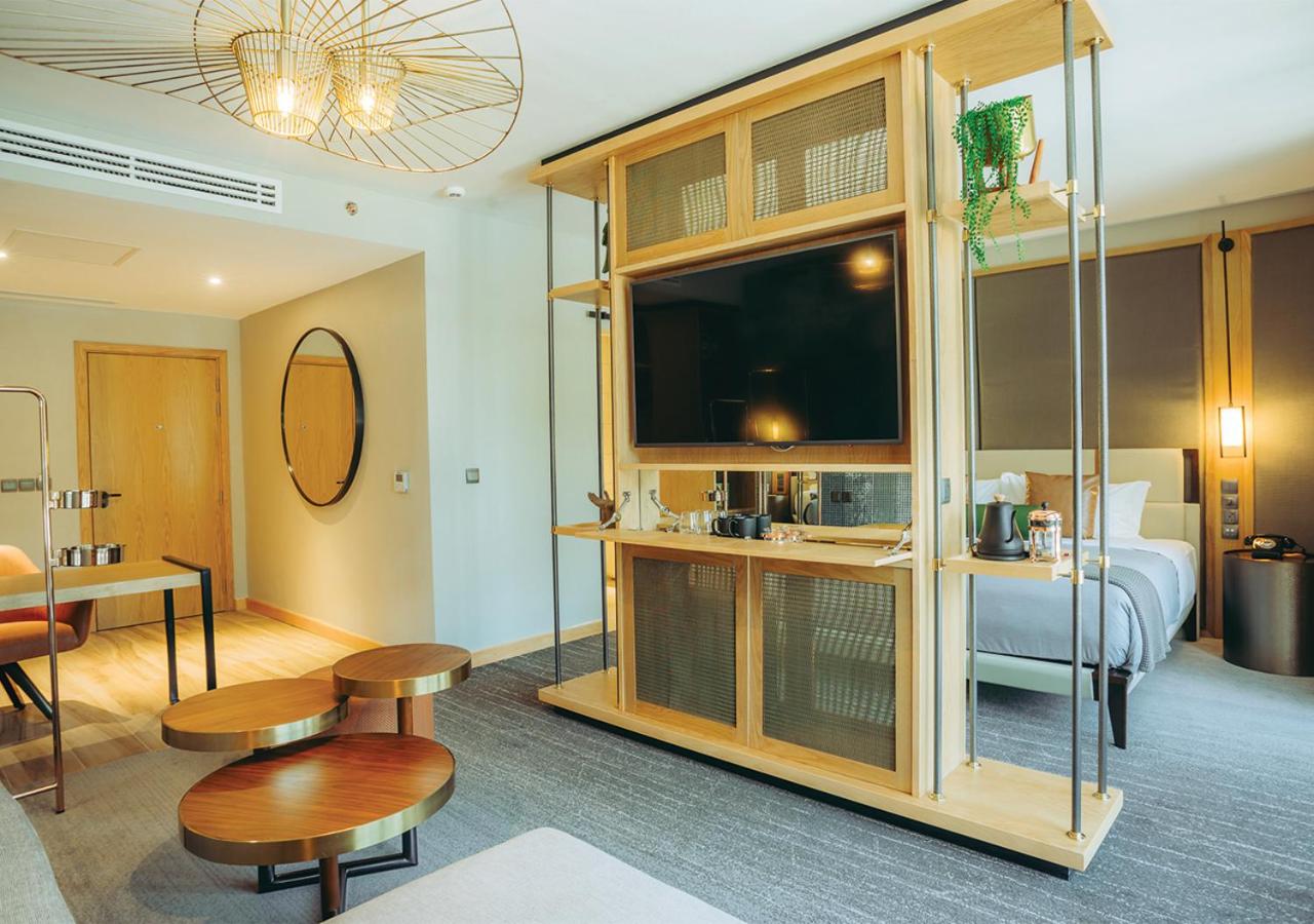 King Room with Balcony - Photo 11