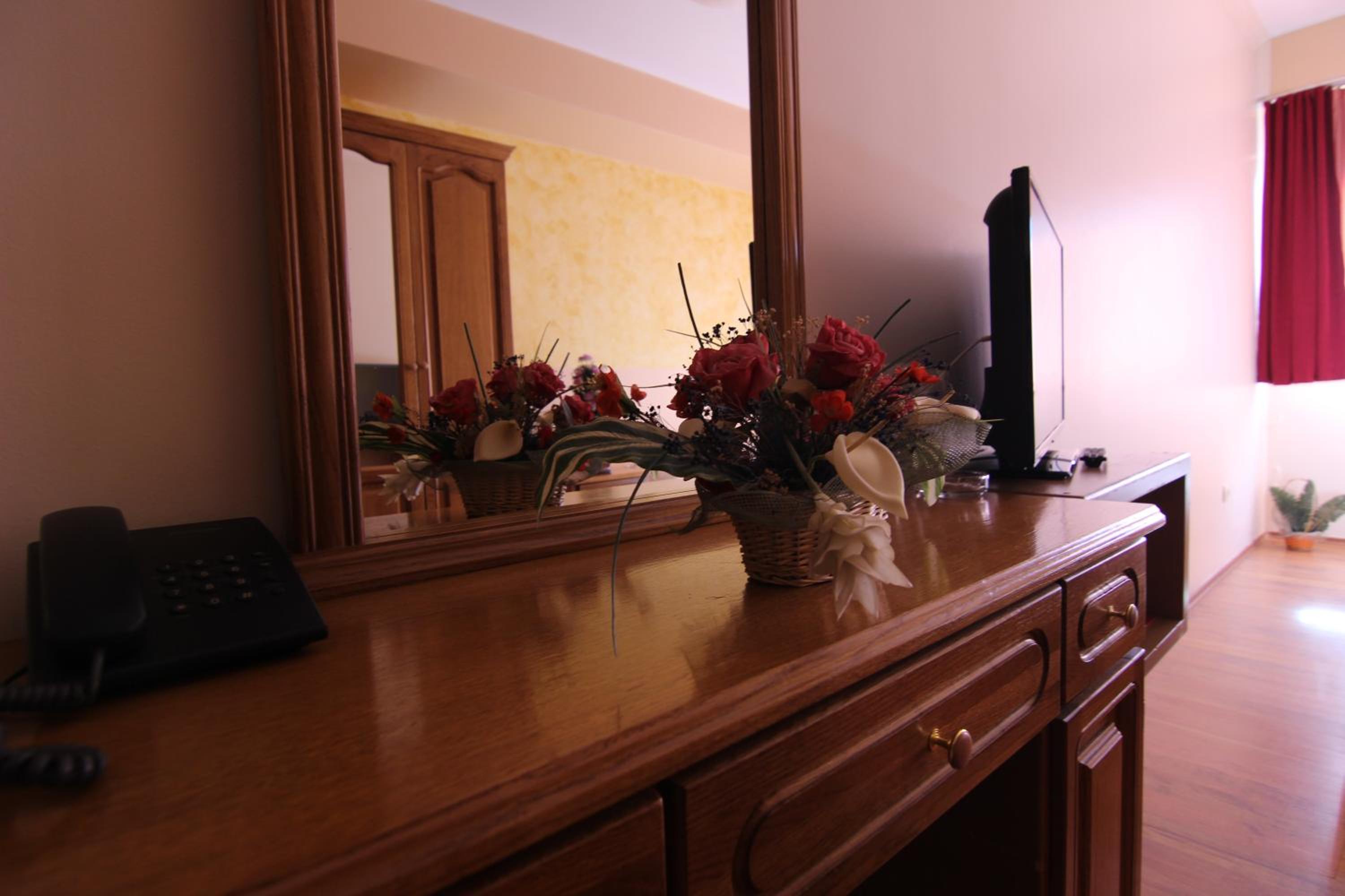 One-Bedroom Apartment - Photo 2