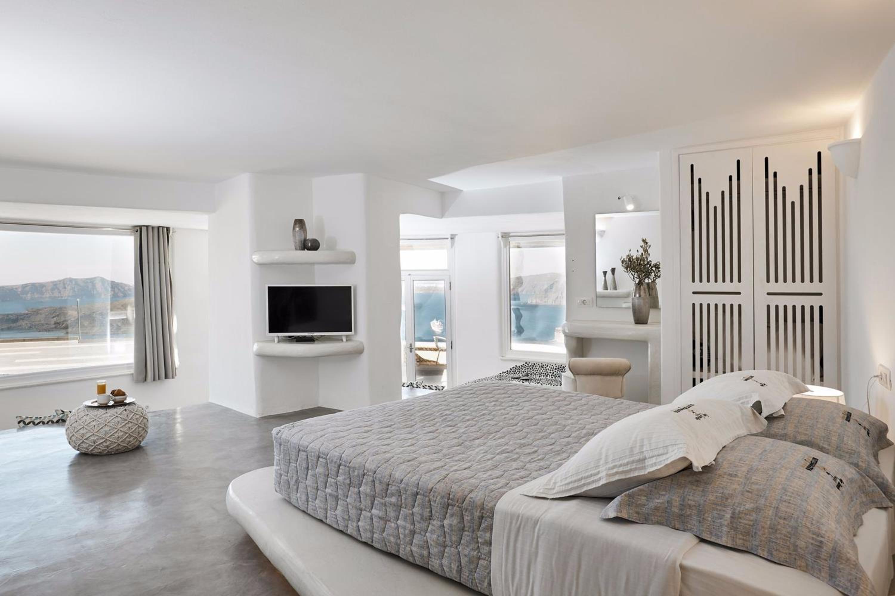 VIP Suite With Private Outdoor Hot Tub & Panoramic Caldera View - Photo 1