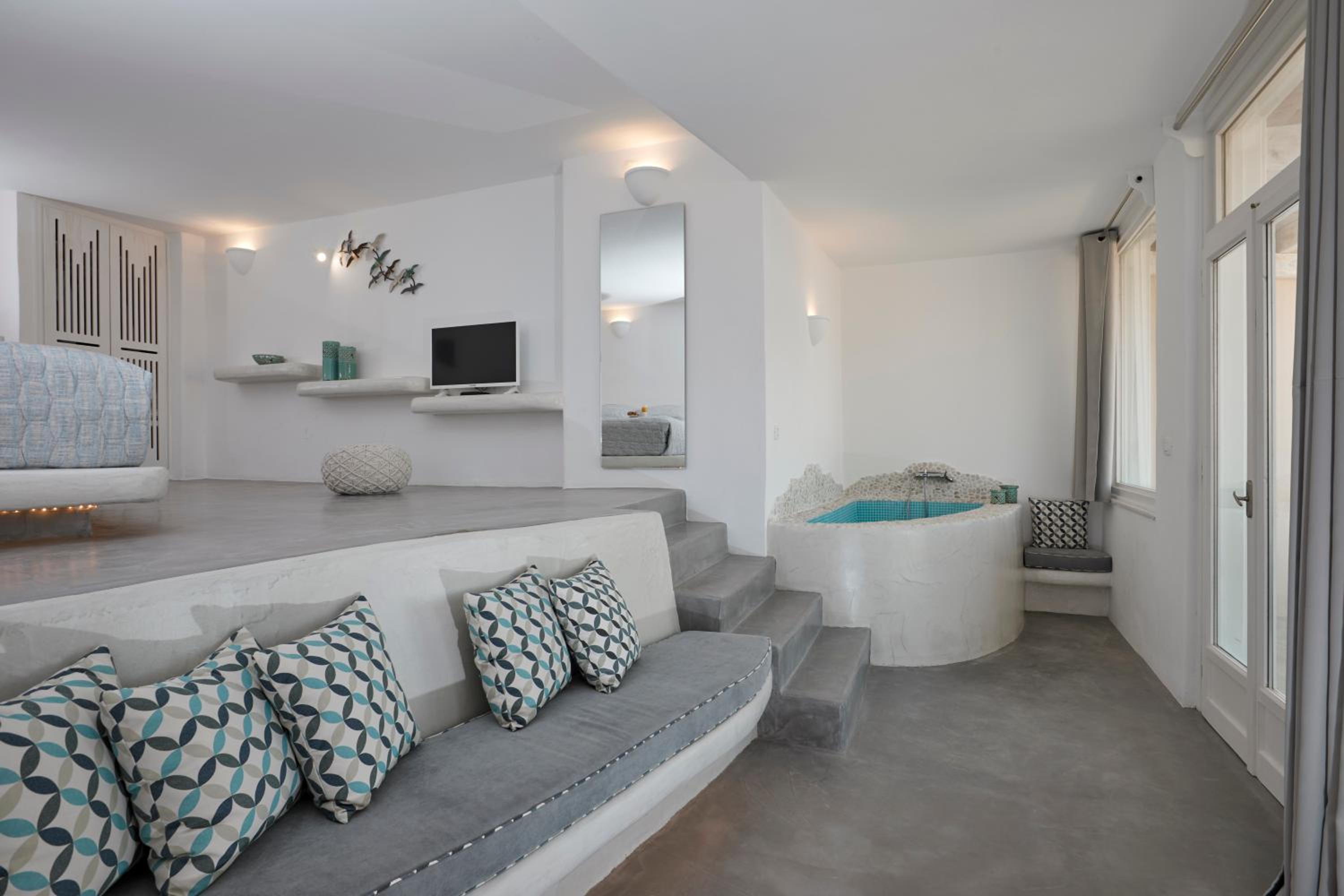 VIP Suite With Private Outdoor Hot Tub & Panoramic Caldera View - Photo 2