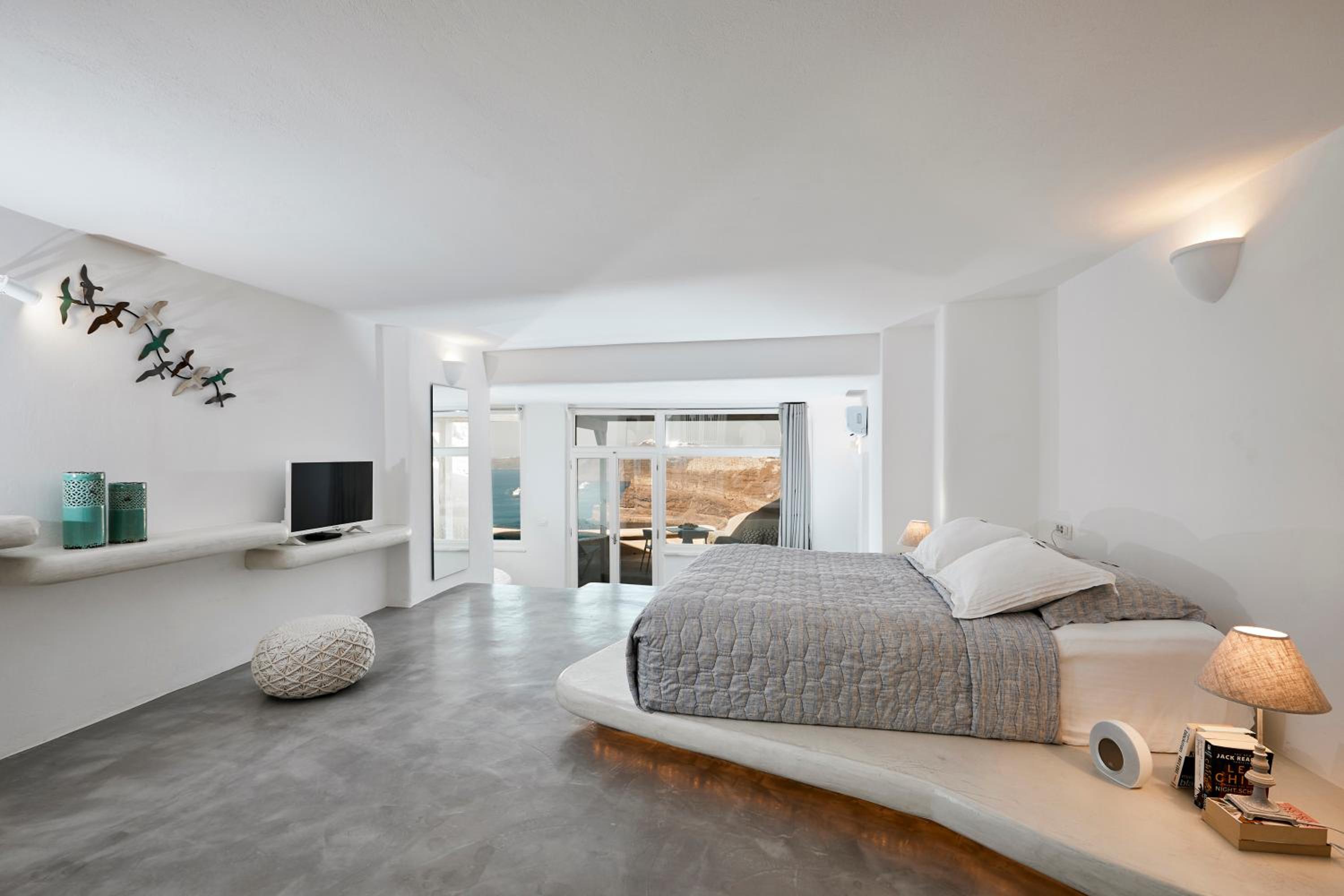 VIP Suite With Private Outdoor Hot Tub & Panoramic Caldera View - Photo 3