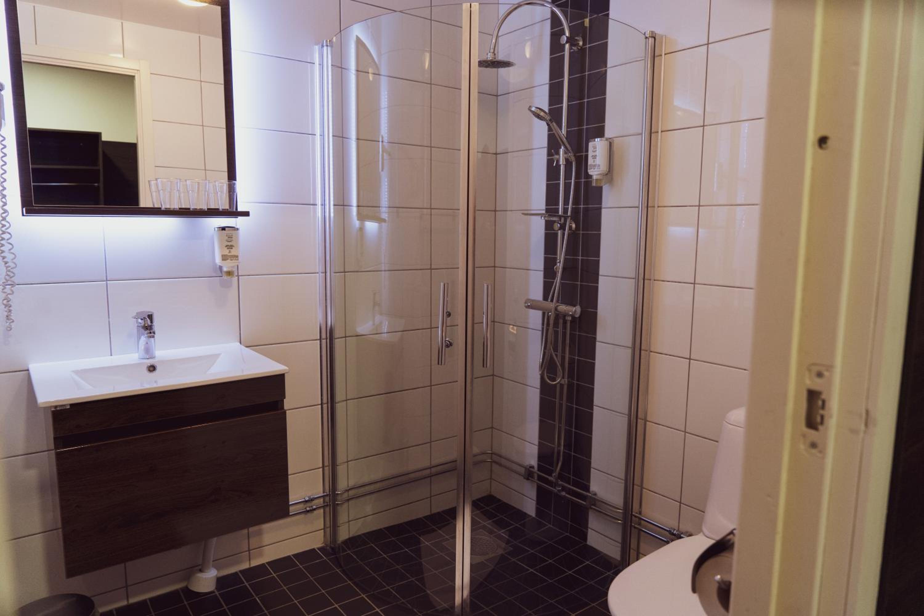 Standard Double Room - Photo 7