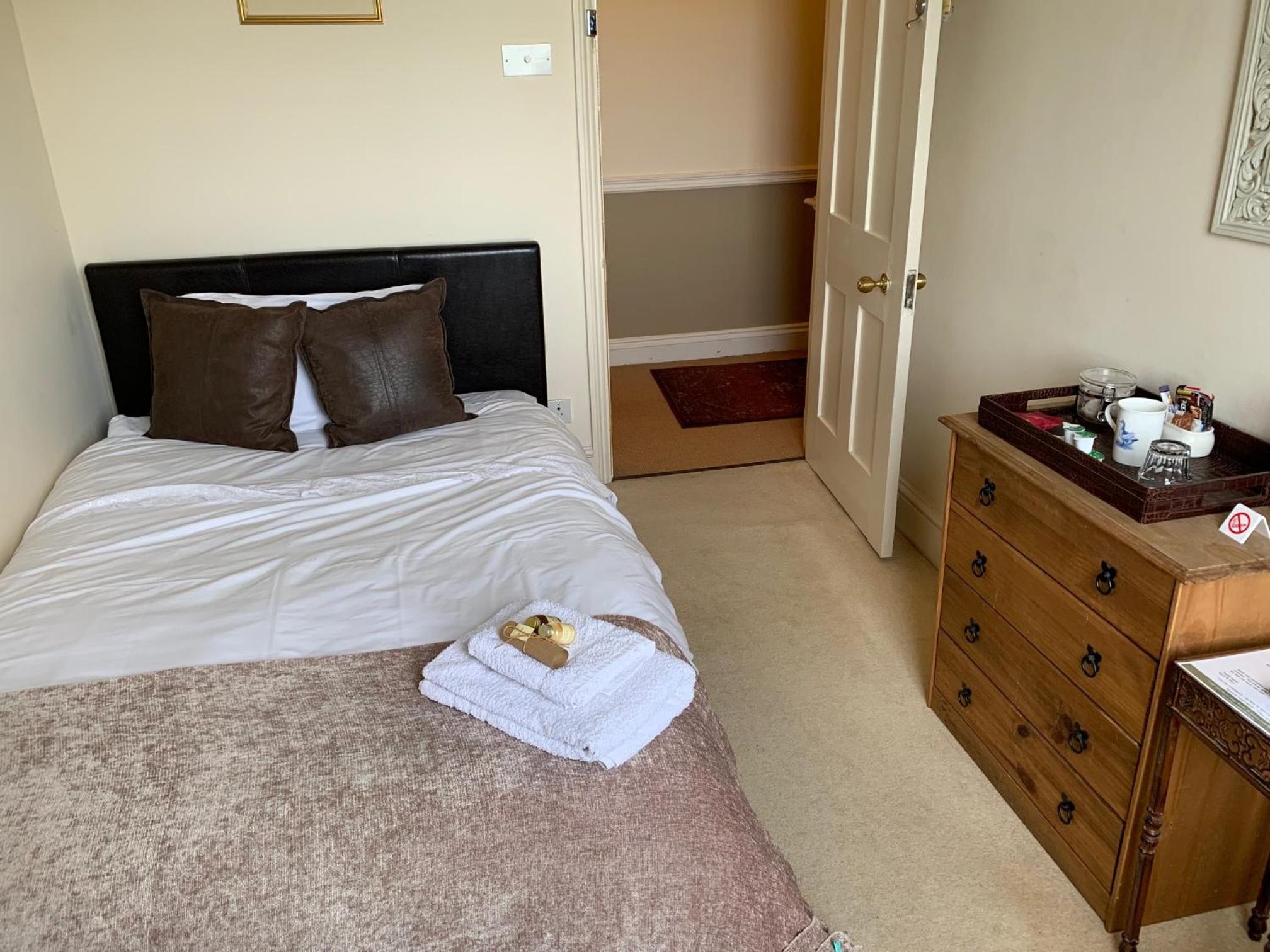 Standard Single Room With Shared Bathroom photo 3