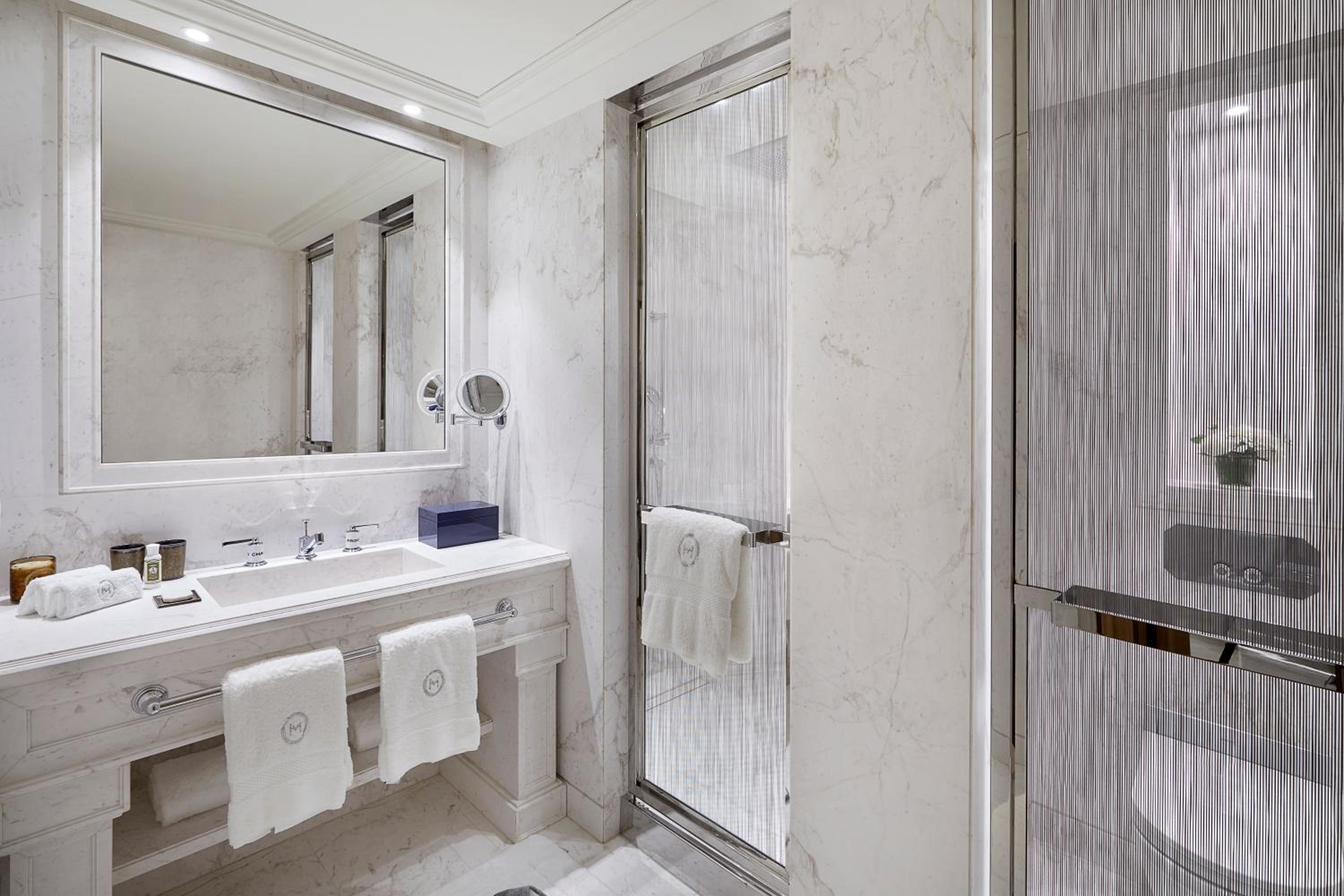 Deluxe King Room With Private Access To Jacuzzi, Sauna And Hamman photo 3