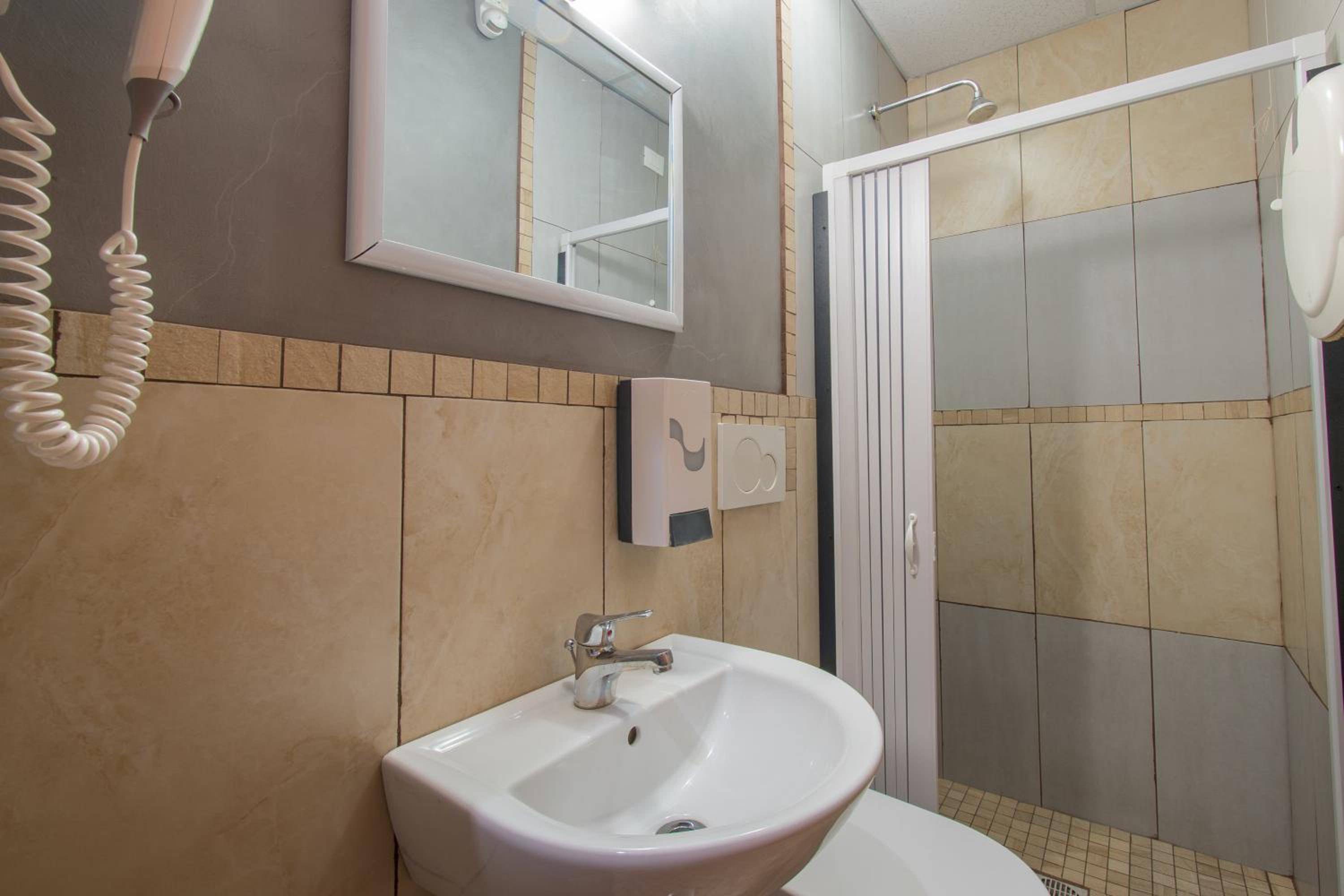 Bed in 4-Bed Mixed Dormitory Room Ensuite photo 2