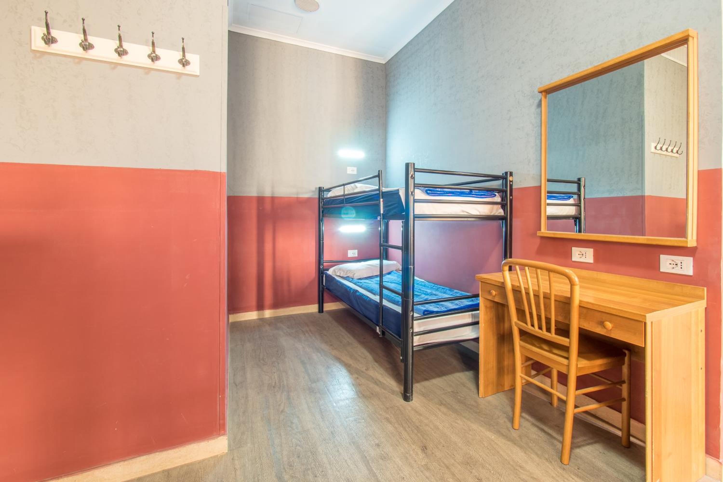 Bed in 4-Bed Mixed Dormitory Room Ensuite photo 1