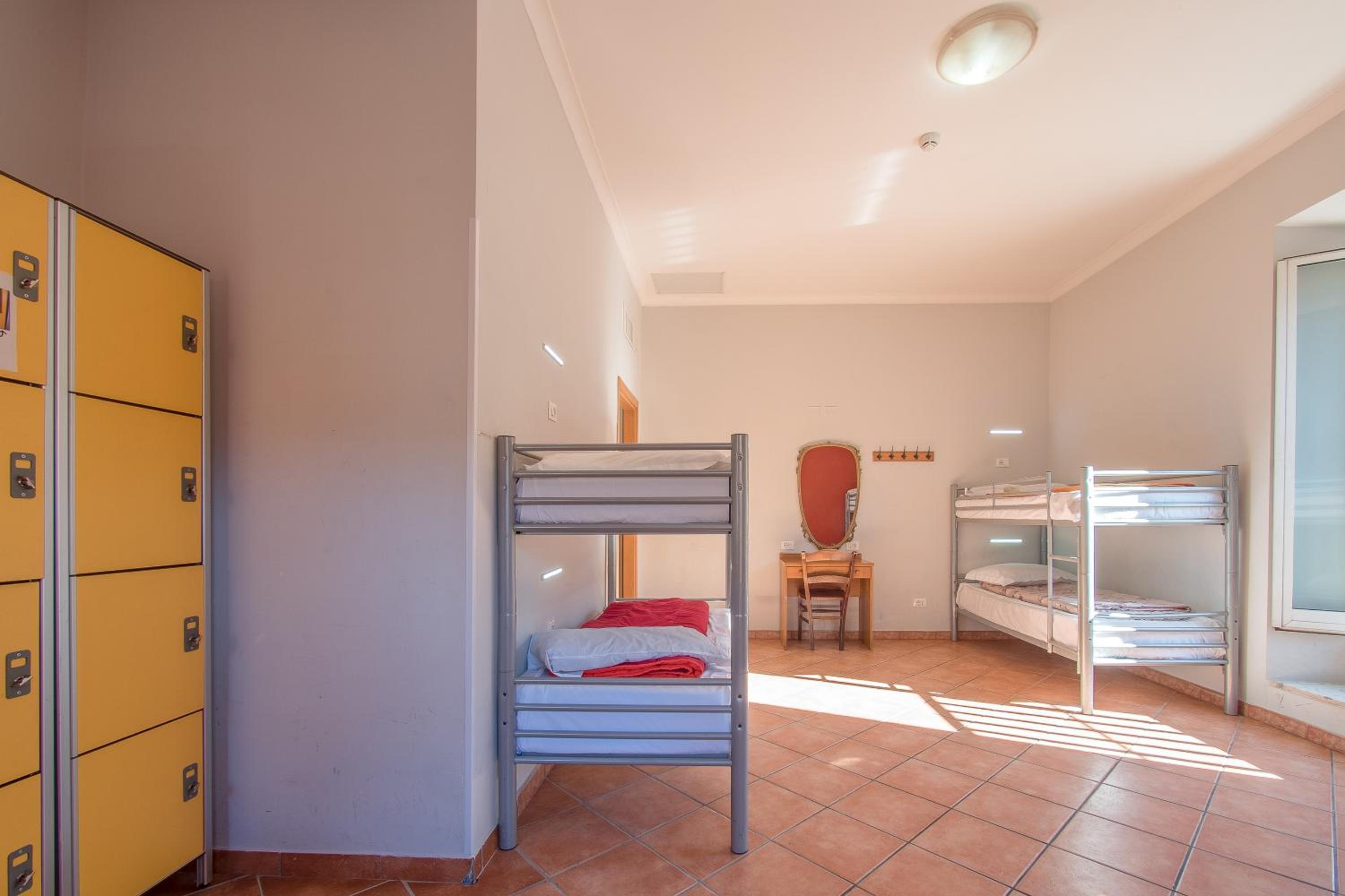 Bed in 6-Bed Mixed Dormitory Room Ensuite photo 2