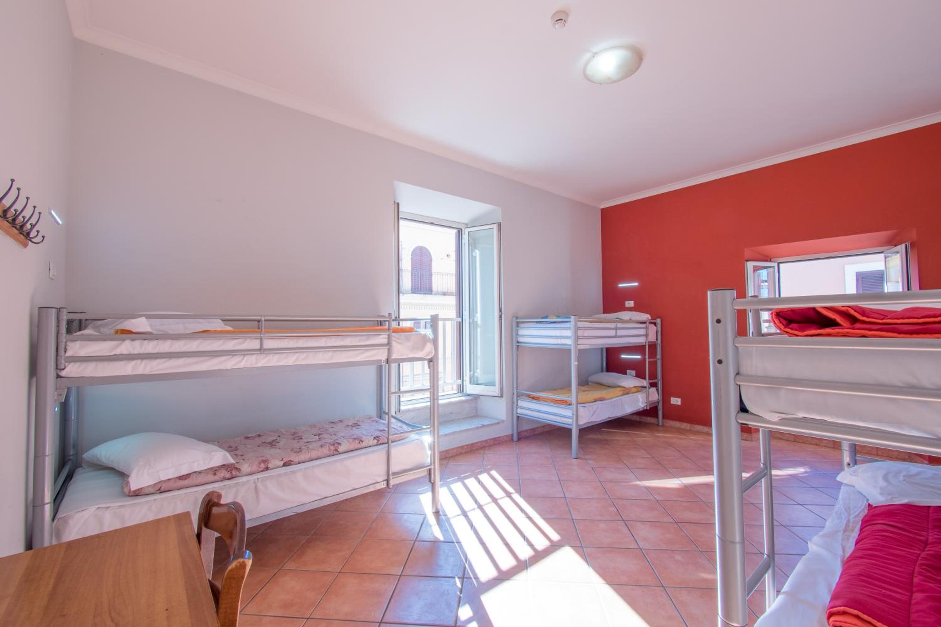 Bed in 6-Bed Mixed Dormitory Room Ensuite photo 1