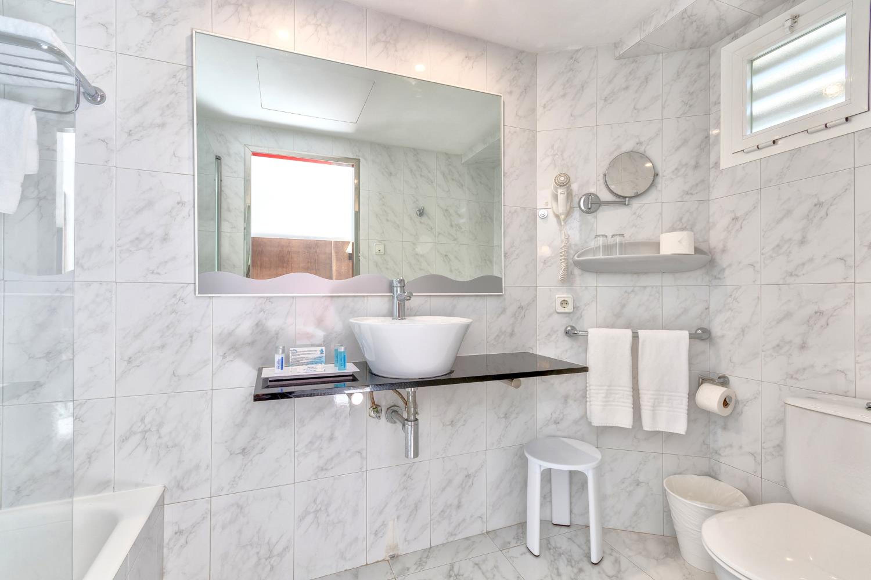 Habitación Doble con Balcón y Vista al Mar