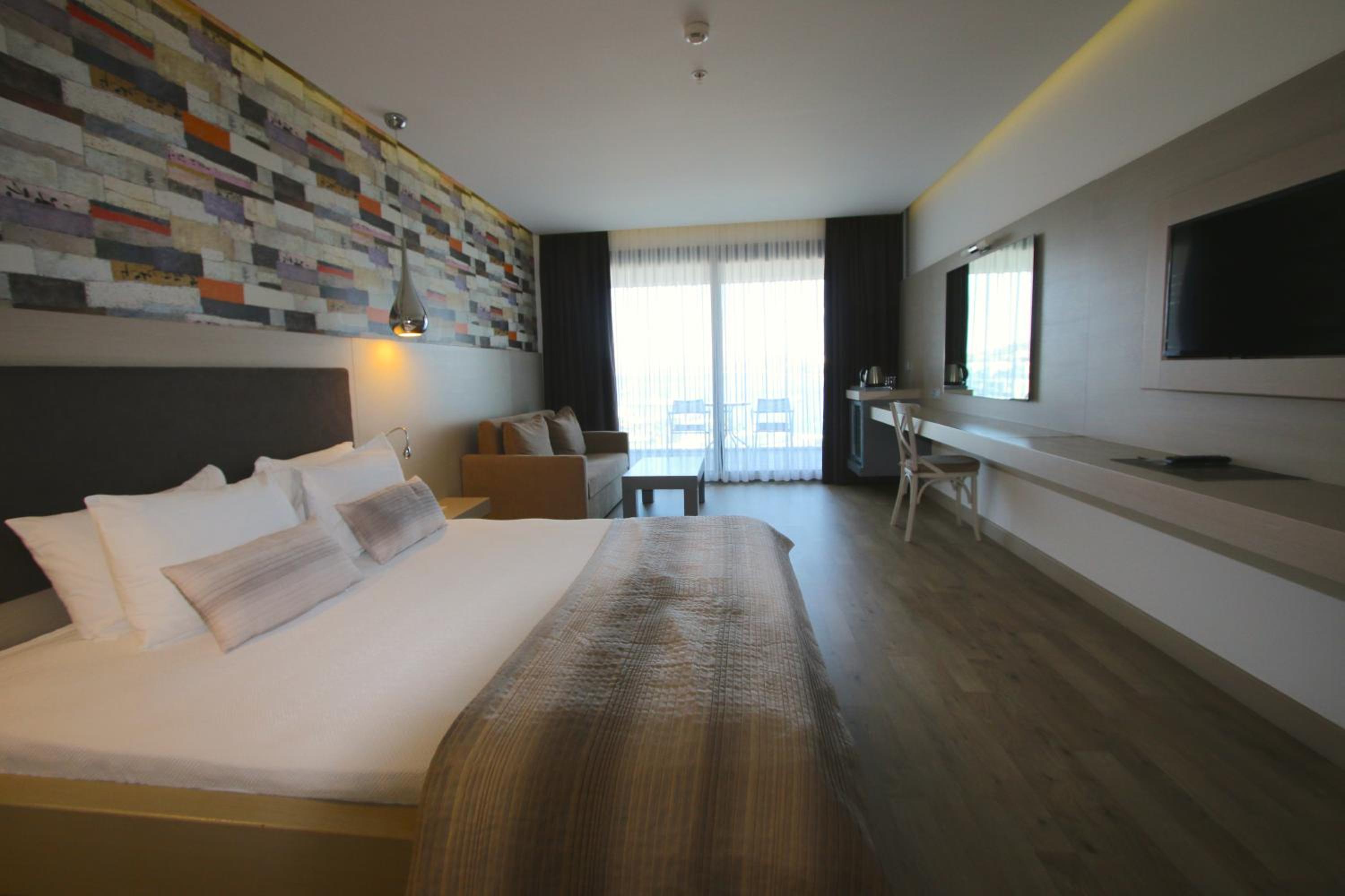Deluxe Room - Photo 8