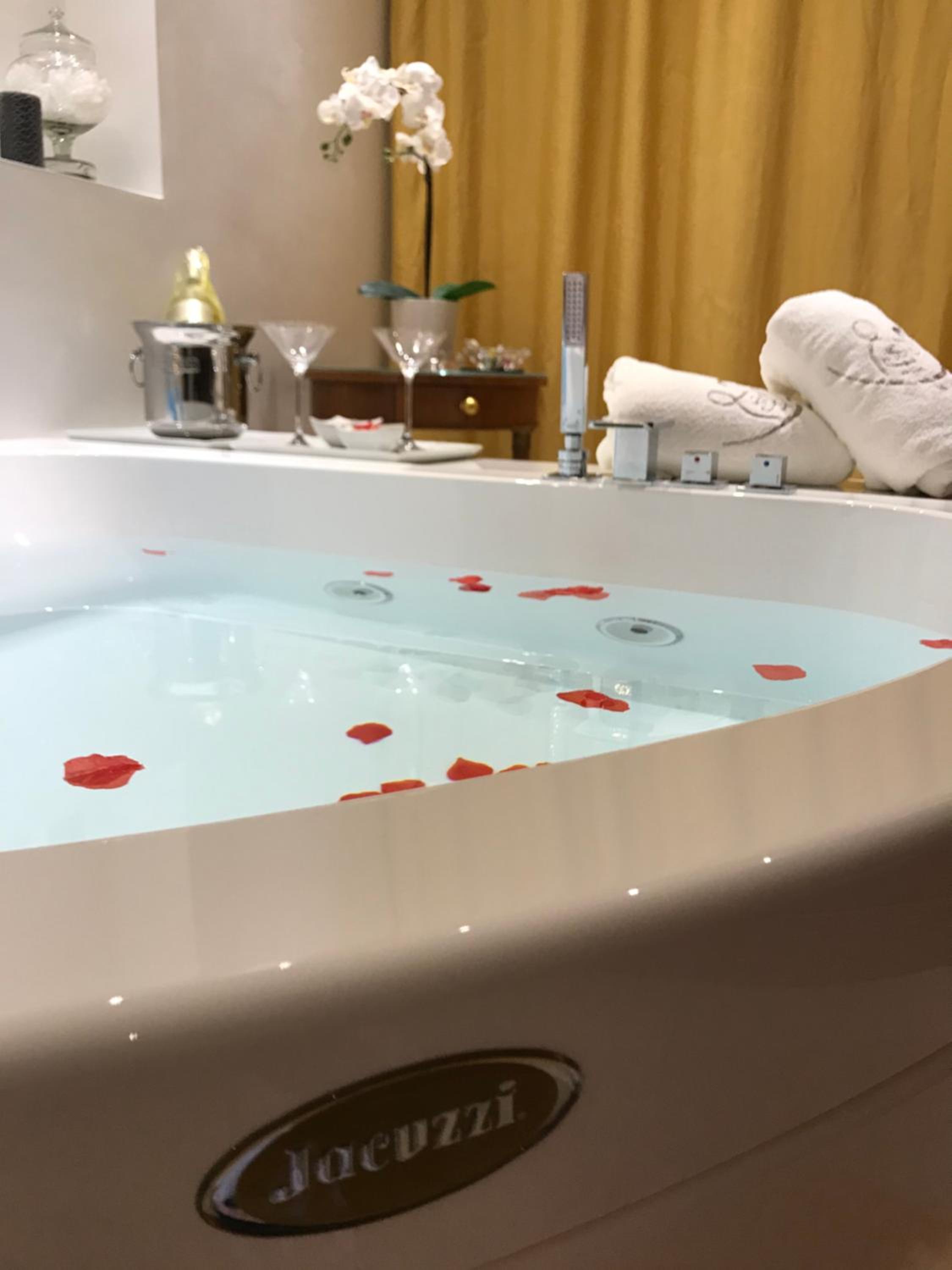 Junior Suite with Balcony and Jacuzzi - Photo 16