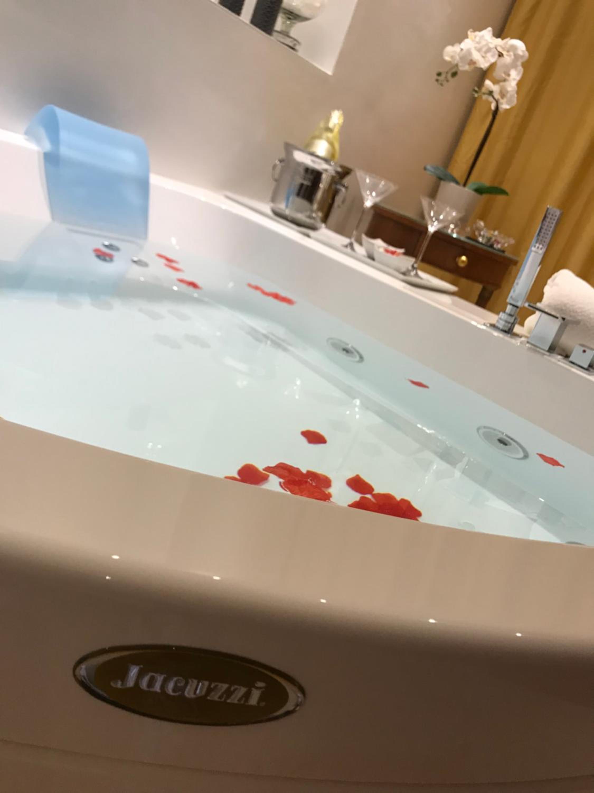 Junior Suite with Balcony and Jacuzzi - Photo 2