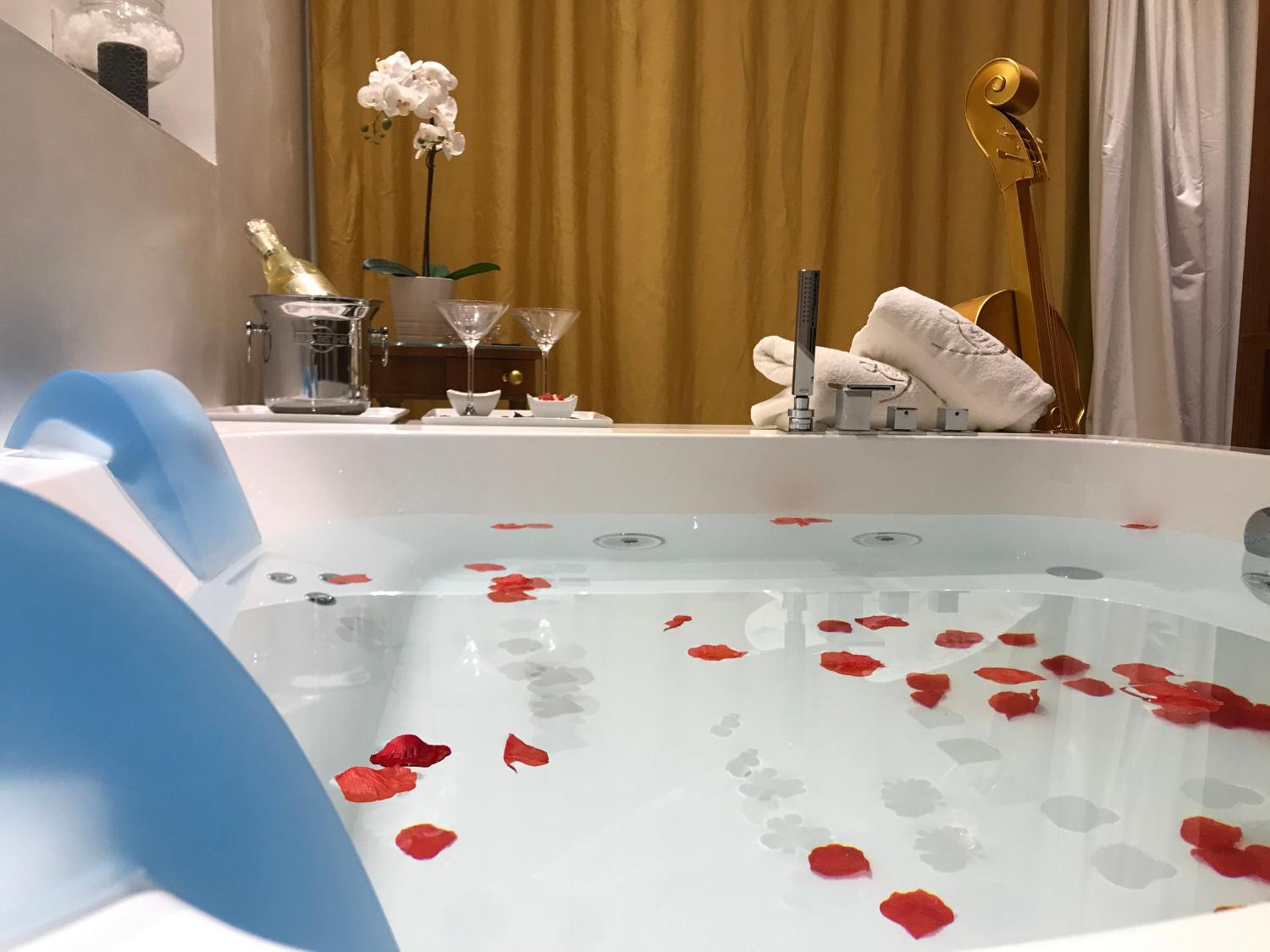 Junior Suite with Balcony and Jacuzzi - Photo 4