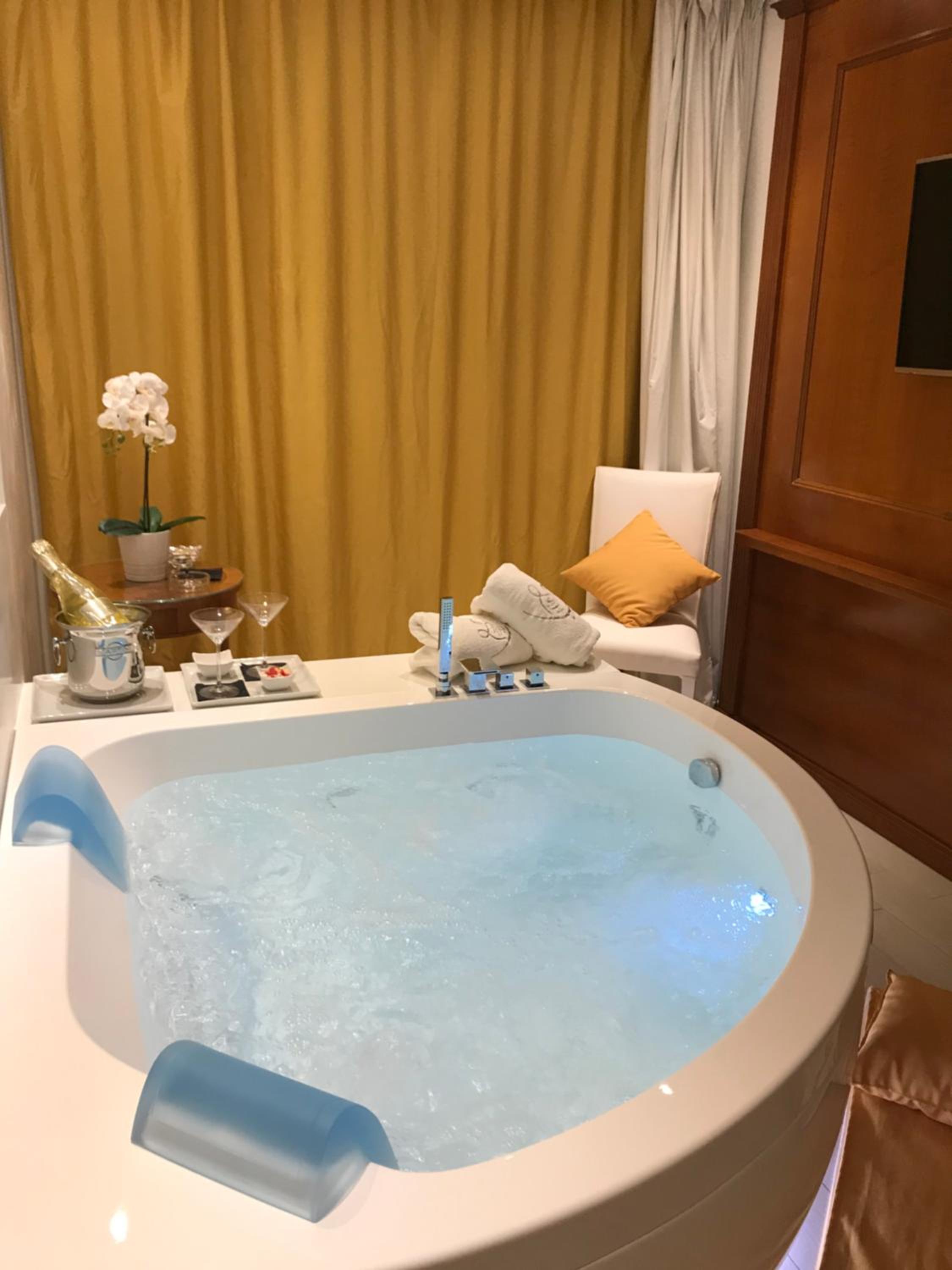 Junior Suite with Balcony and Jacuzzi - Photo 12