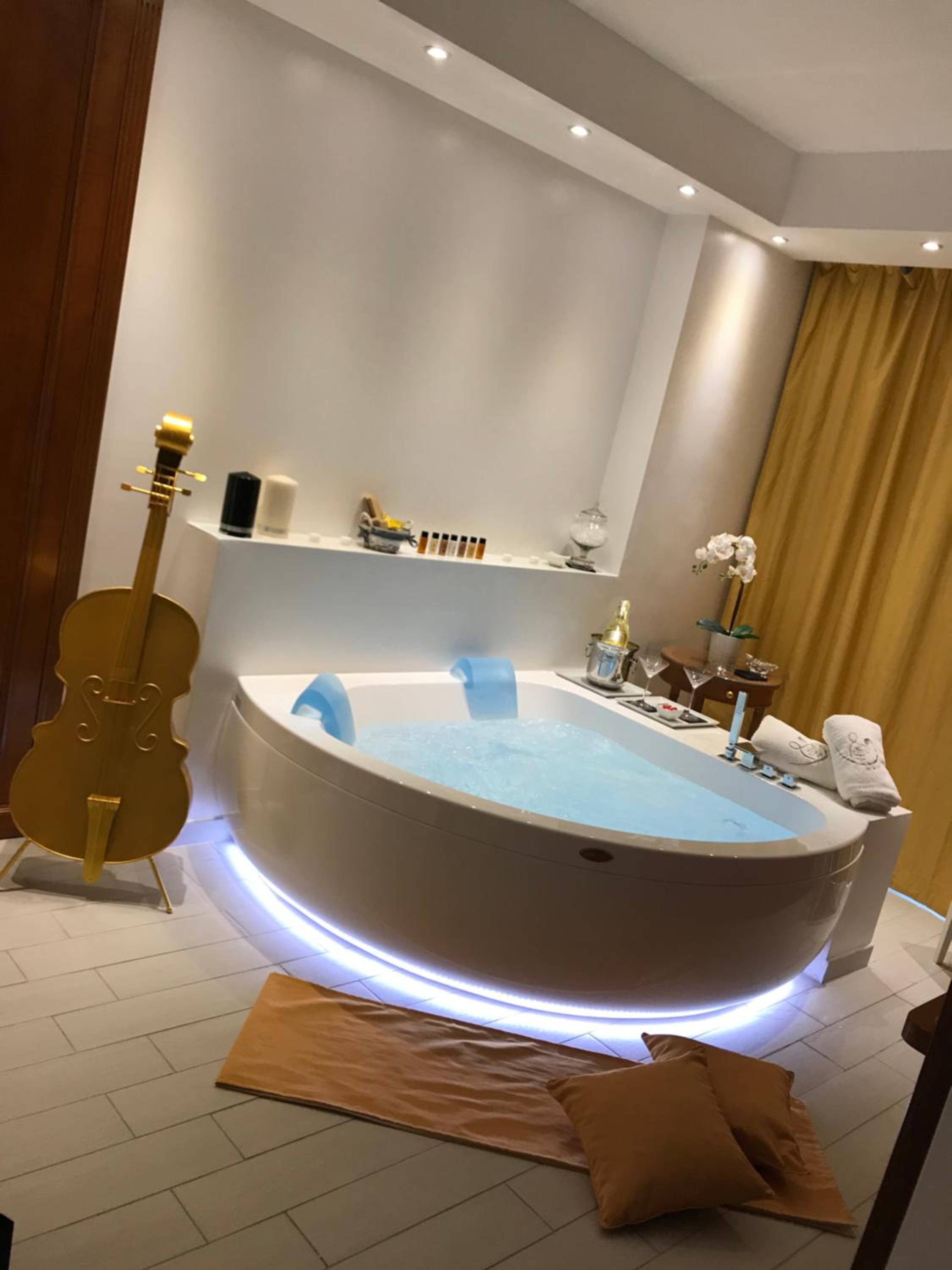 Junior Suite with Balcony and Jacuzzi - Photo 5