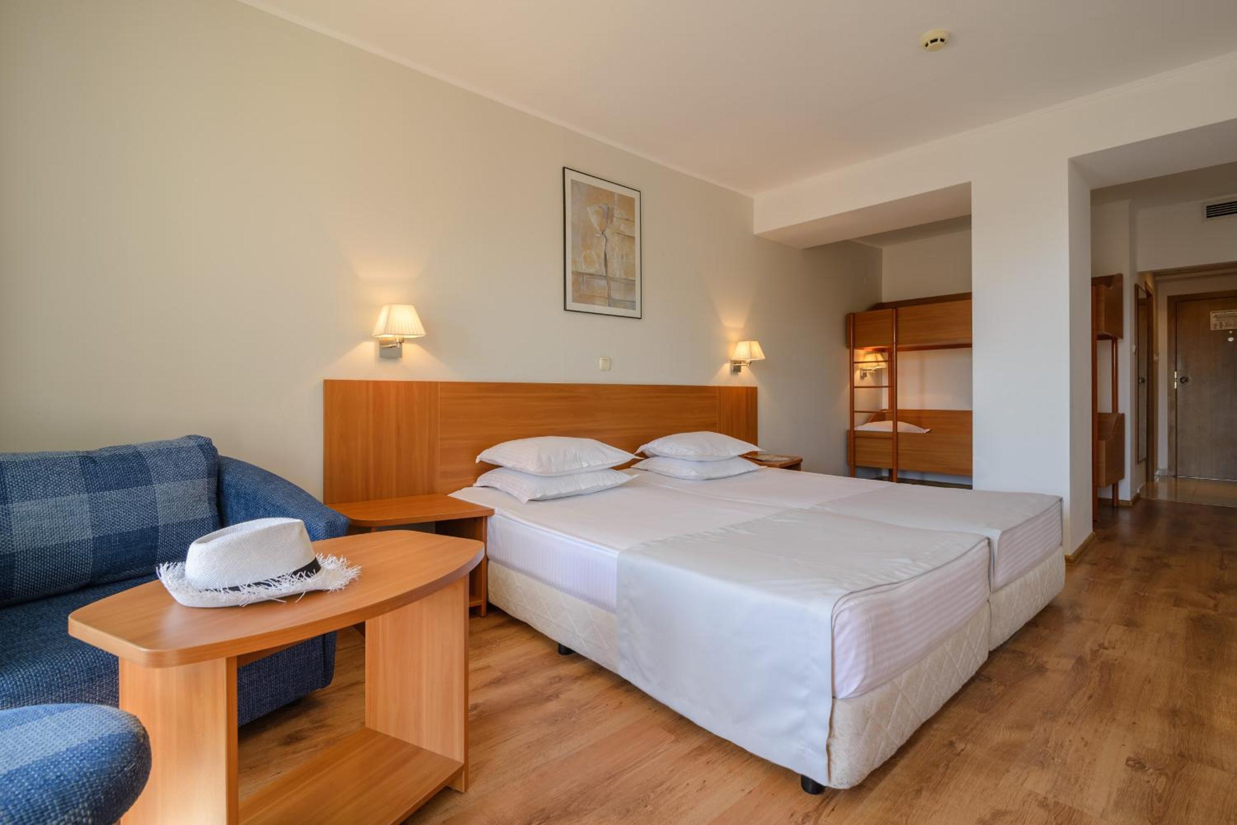 Junior Suite with Pool View and balcony photo 3
