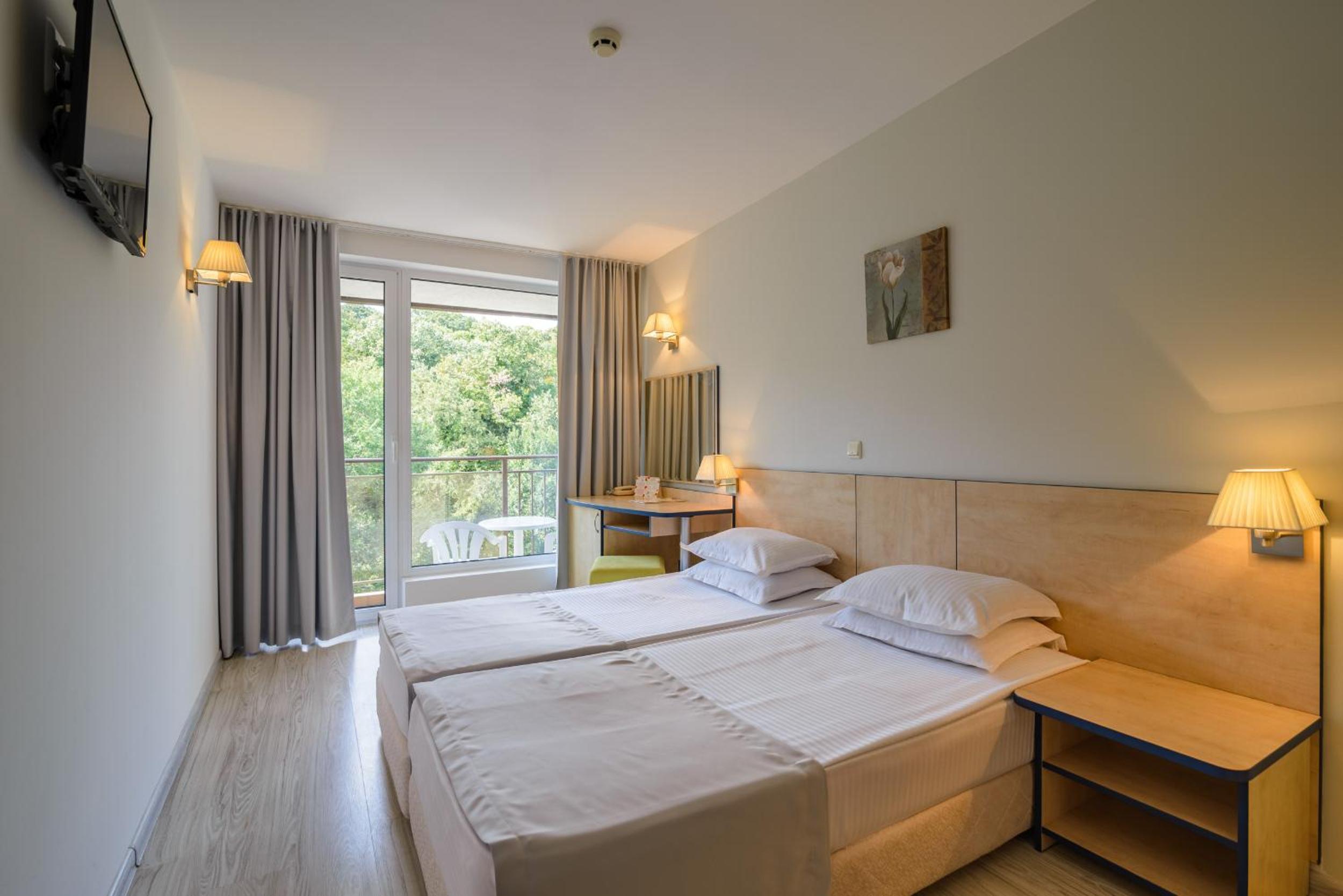 Economy Twin Room with Park View and balcony photo 1