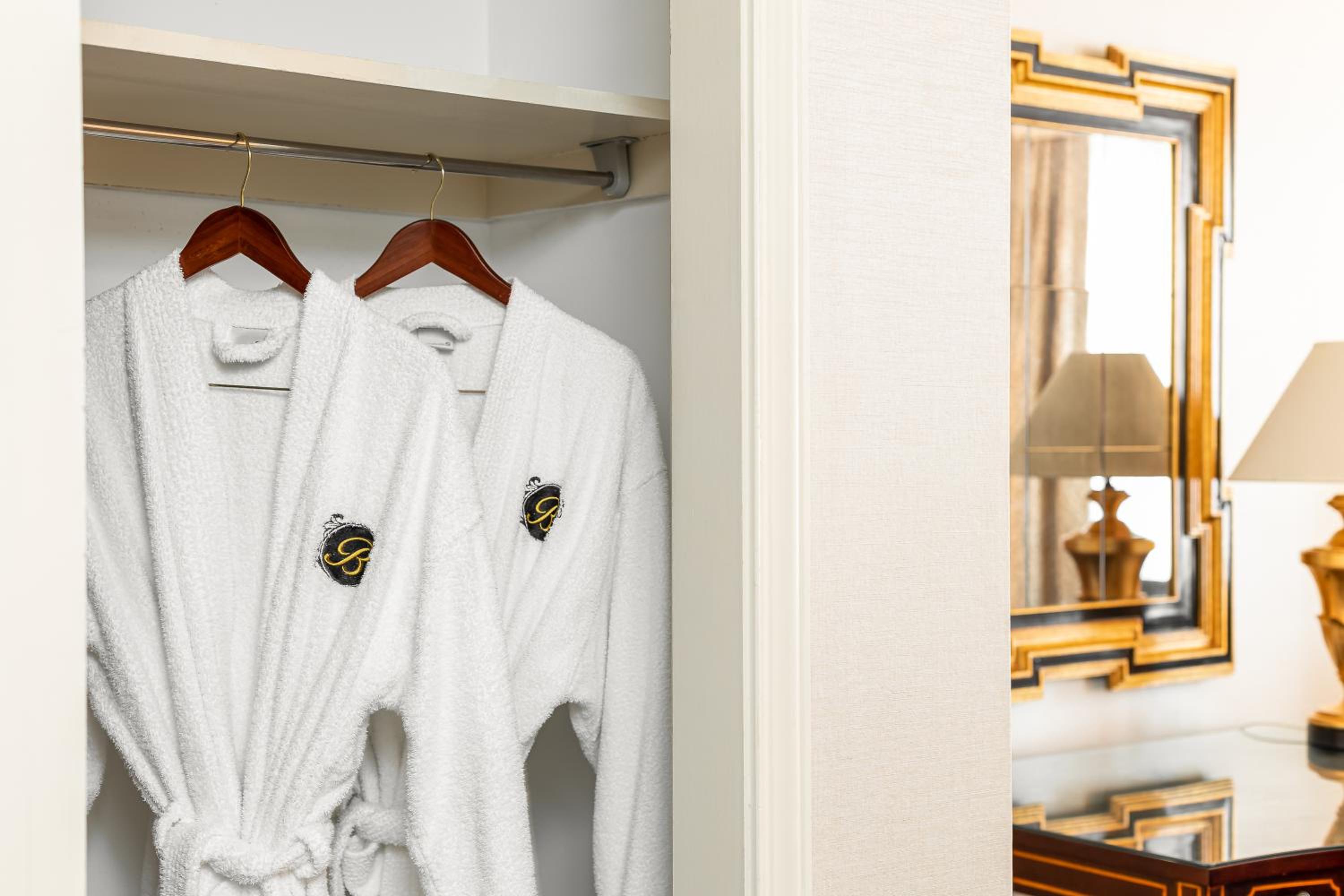 Deluxe King Room - Photo 4