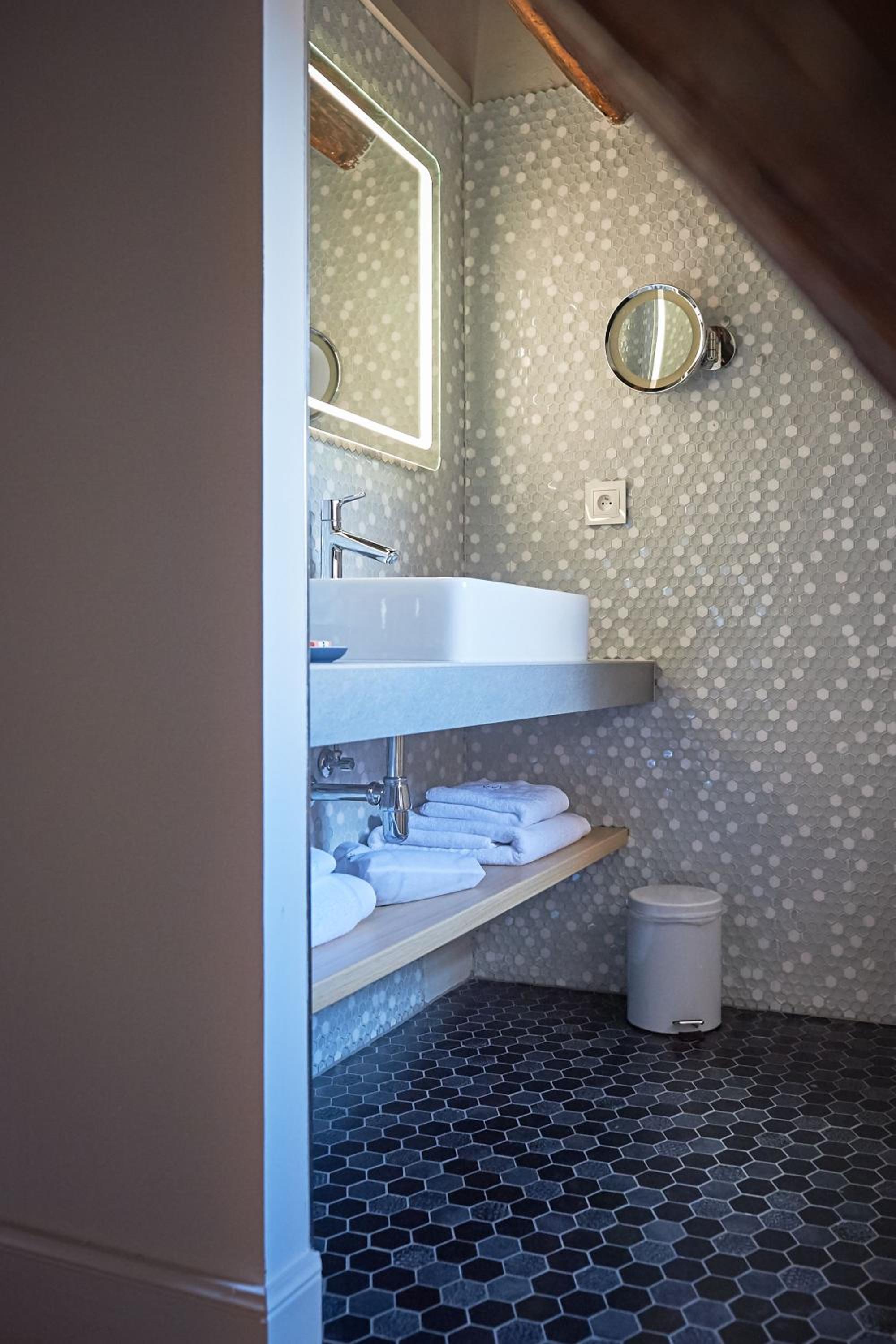 Deluxe Double or Twin Room - Photo 7