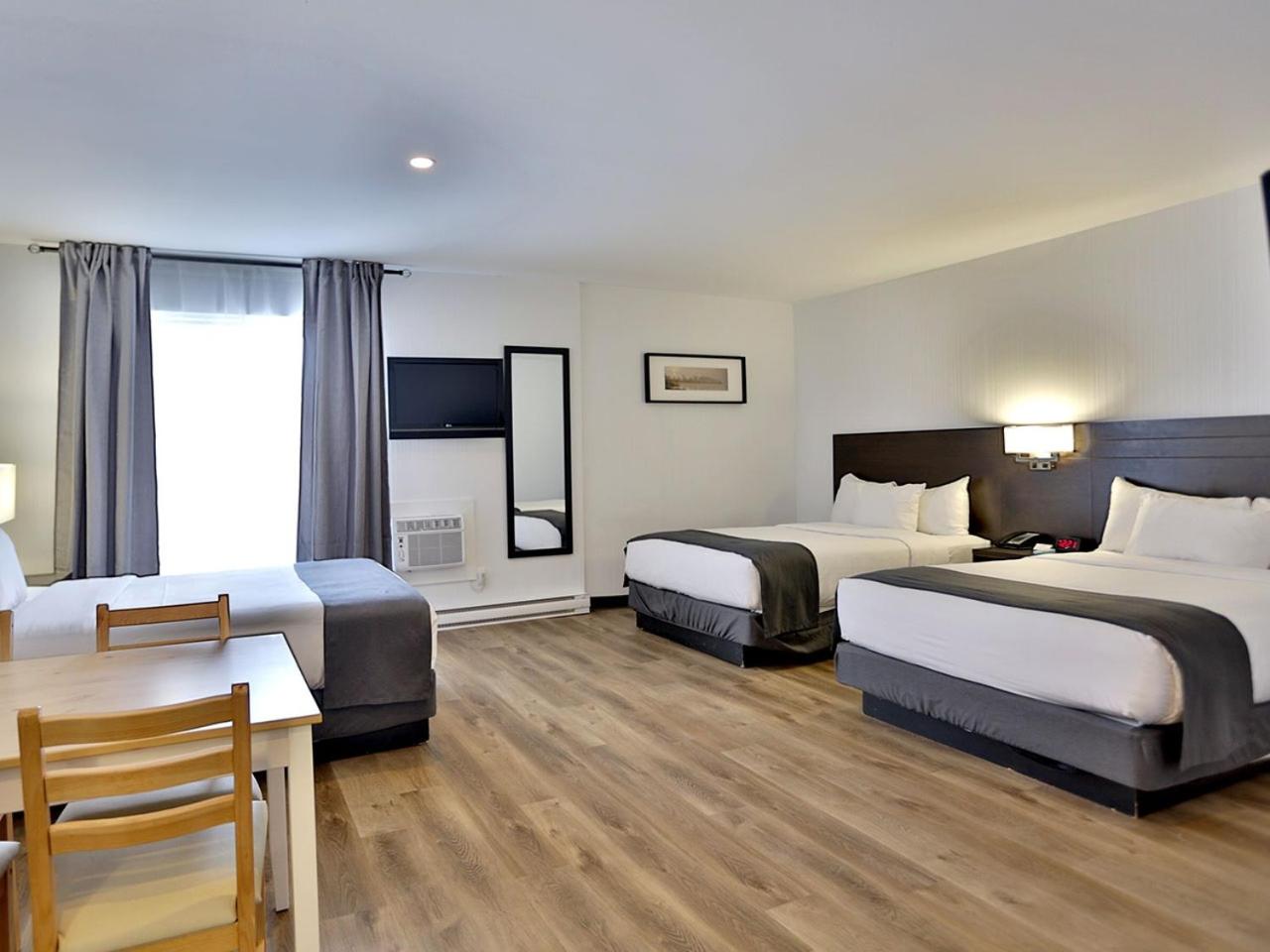 Family Room, 3 Queen Beds with Kitchenette