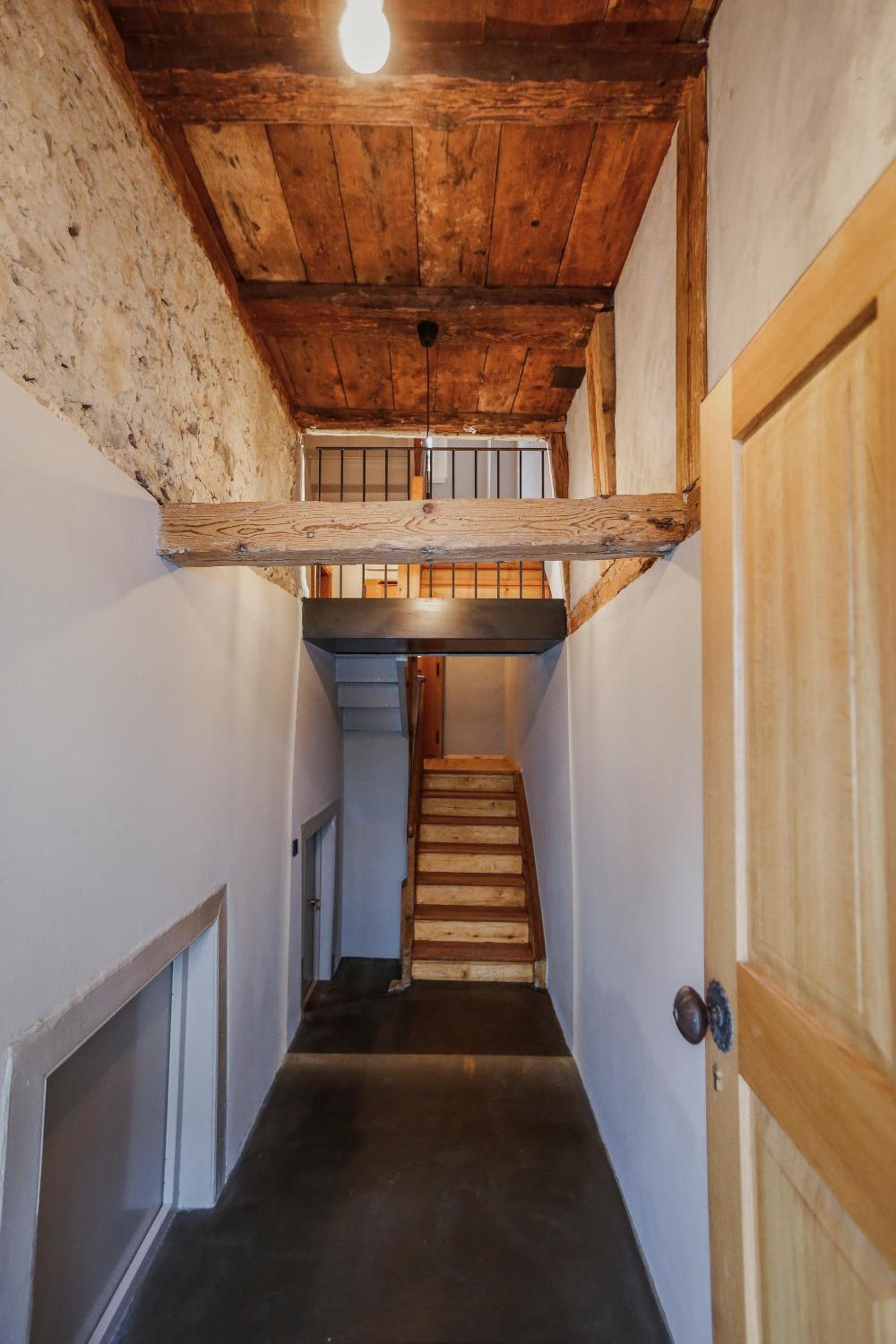 Six-Bedroom House photo 1