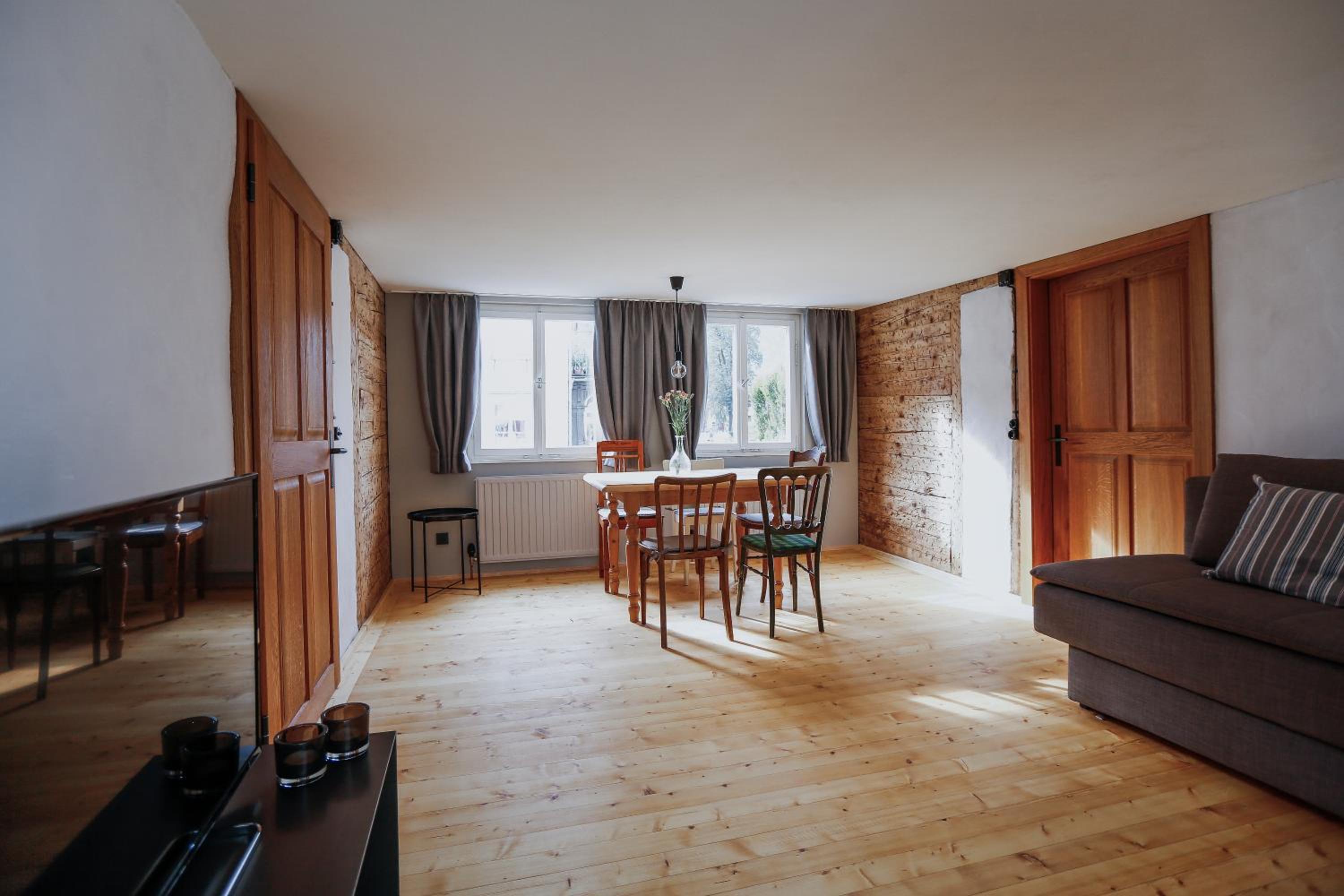 Six-Bedroom House photo 3