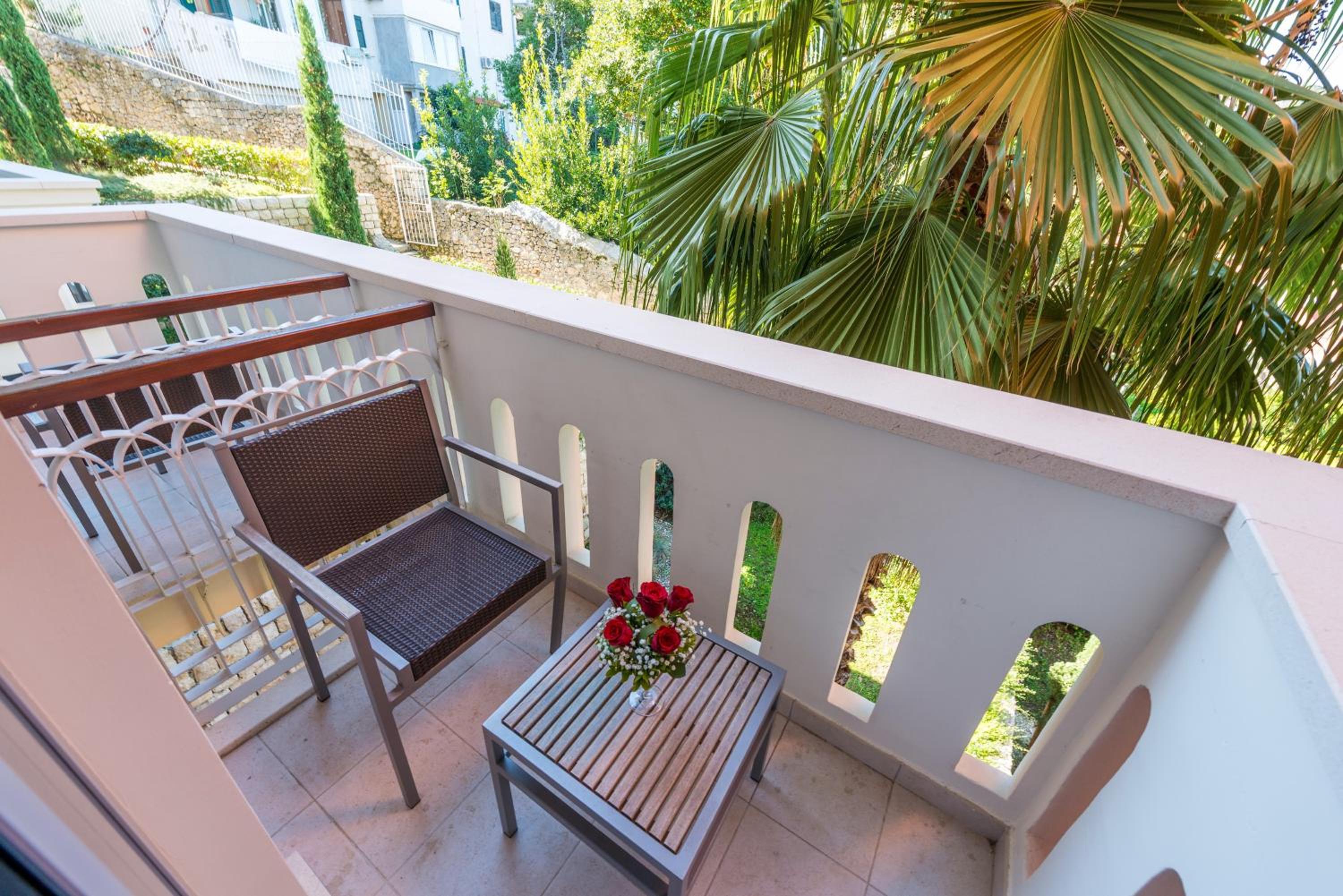 Classic Double or Twin Room with Balcony - Photo 16