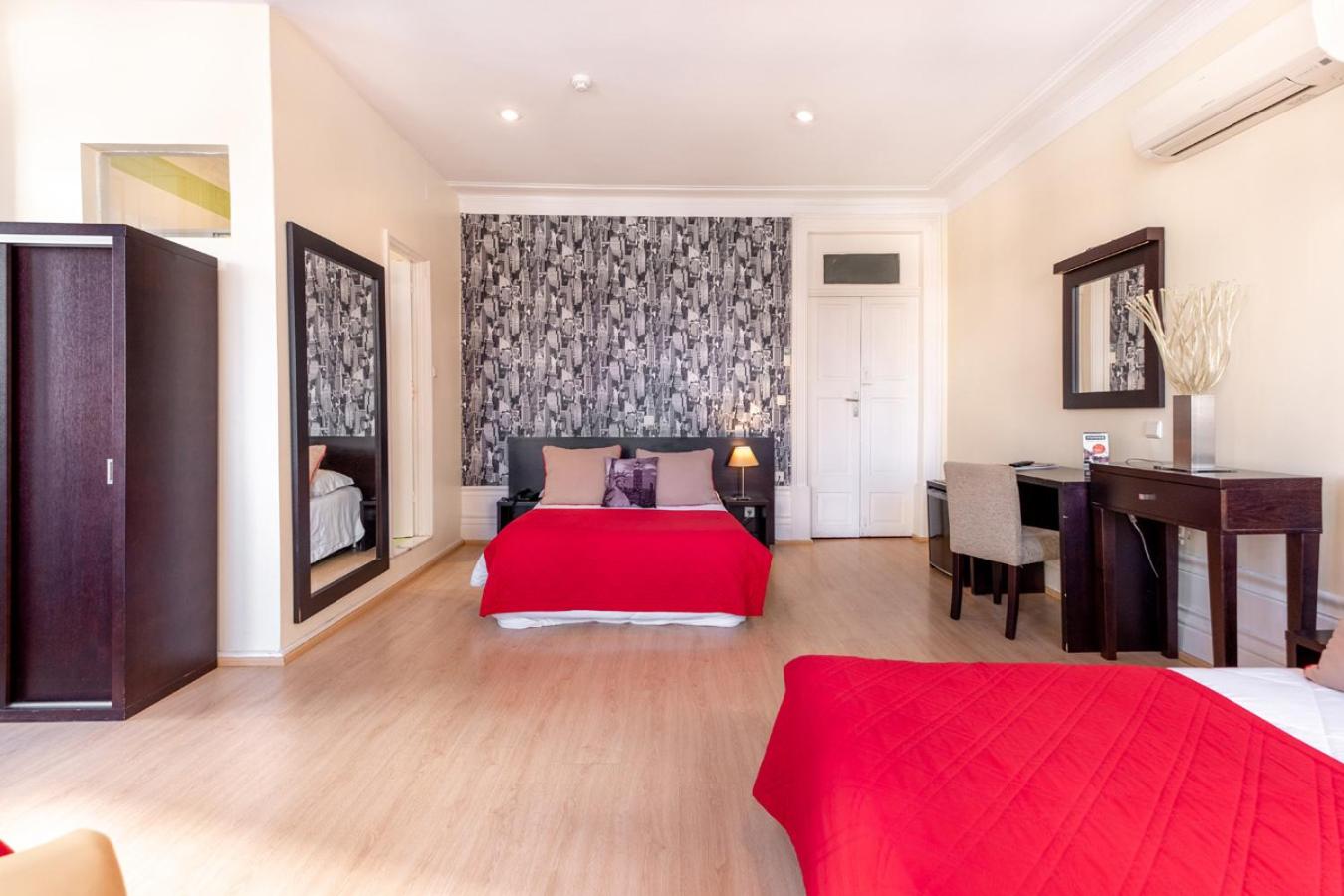 Family Room (2 Adults + 3 Children up to 16 years old) - Photo 1