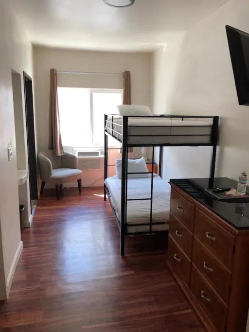 Double or Twin Room with Private Bathroom - Photo 1