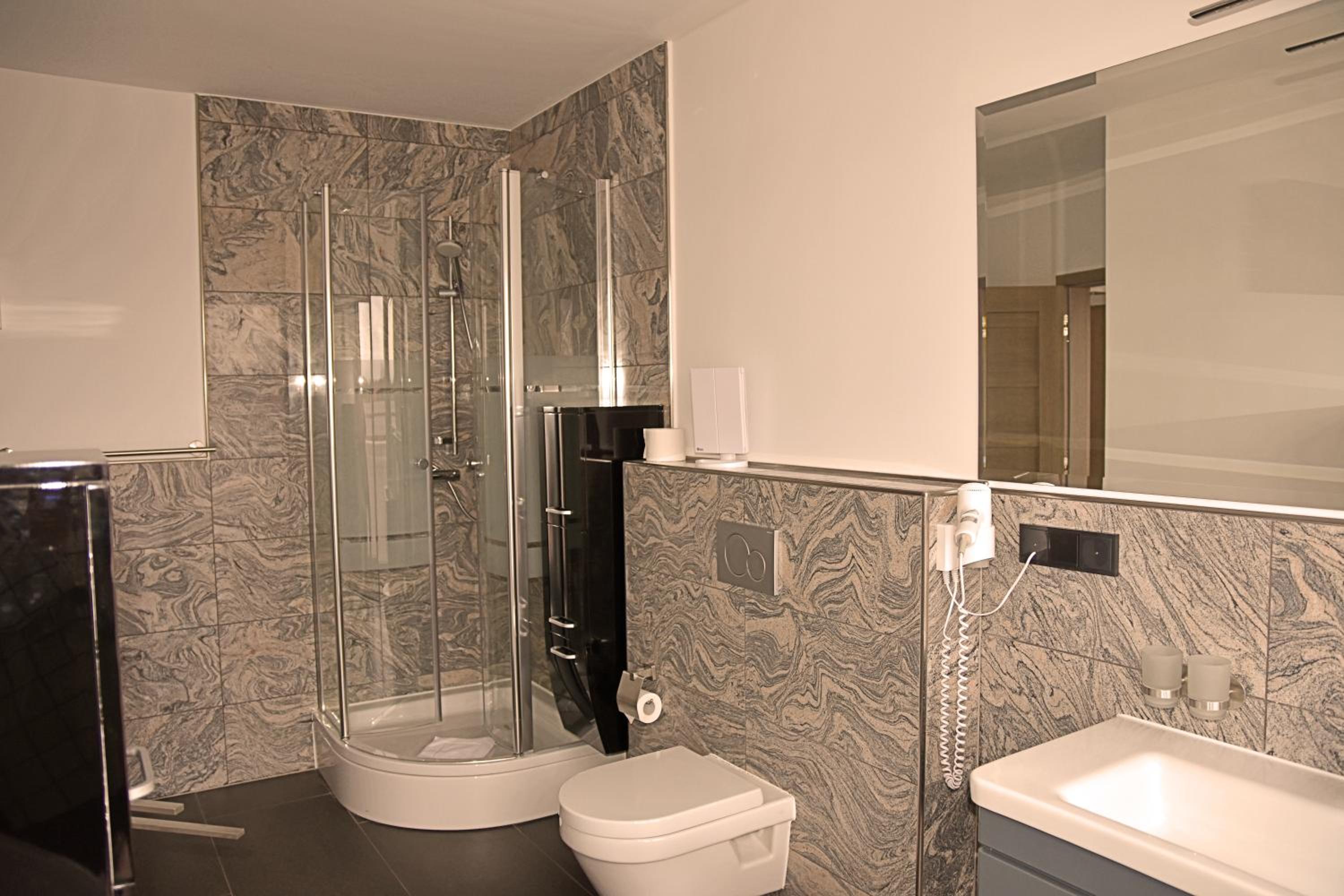One-Bedroom Suite - Photo 6