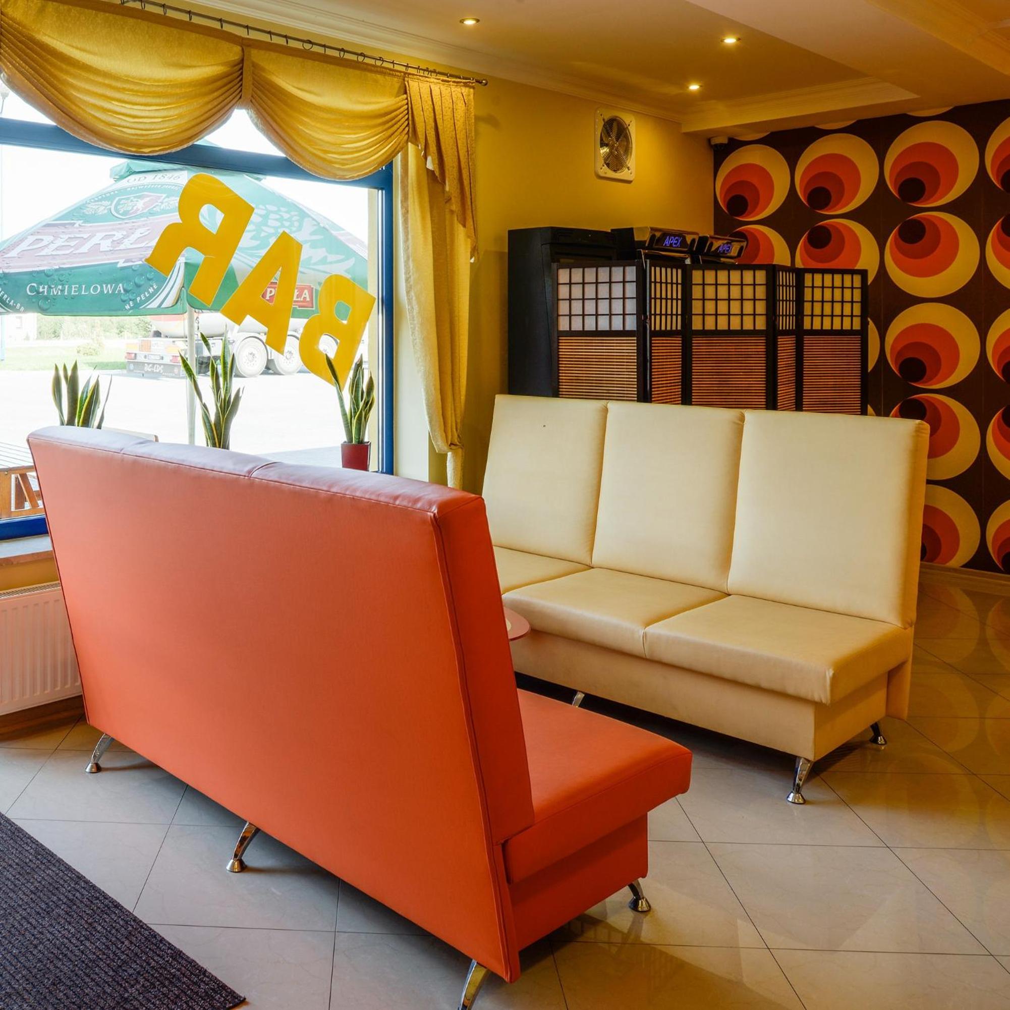 Standard Queen Room with Two Queen Beds - Photo 11