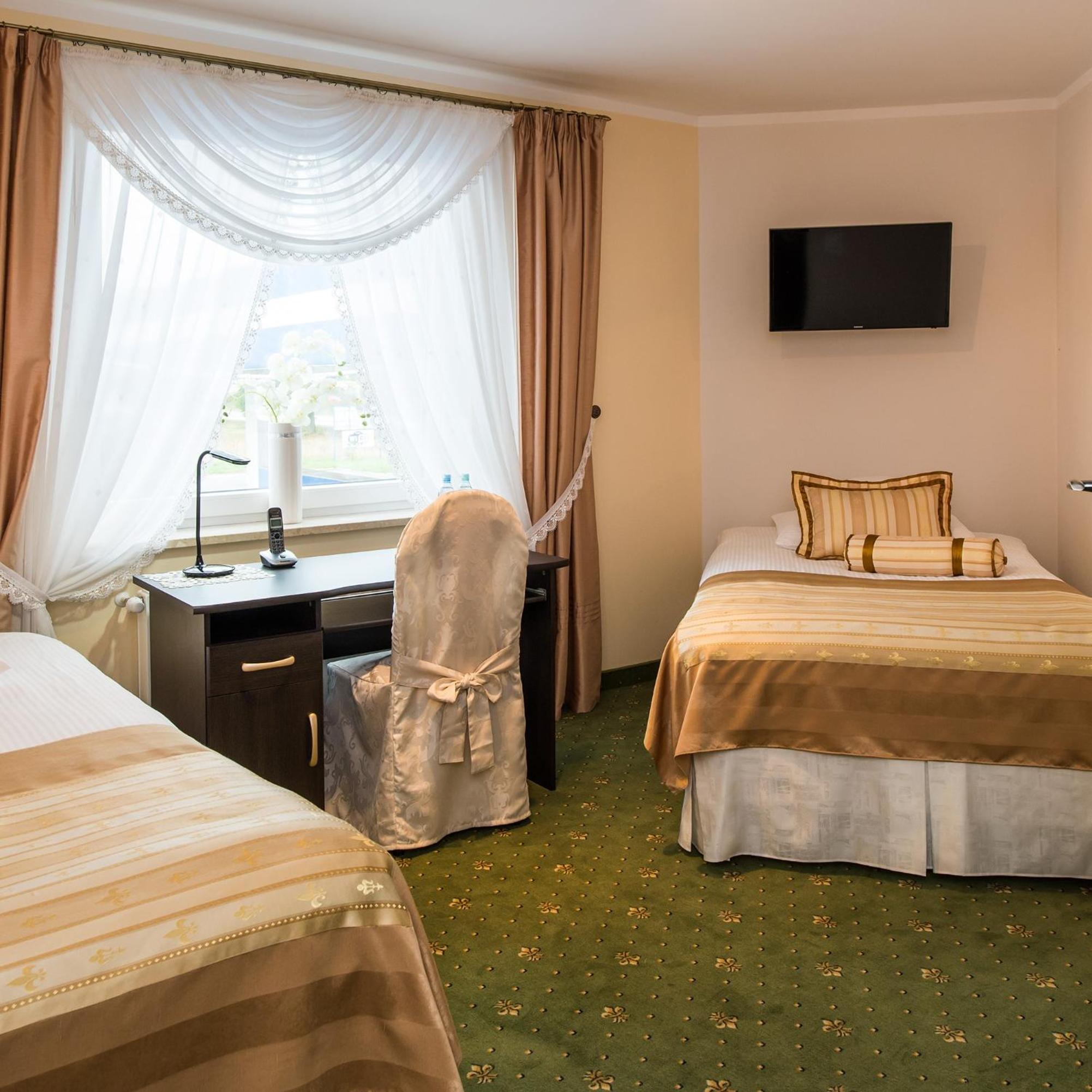 Standard Queen Room with Two Queen Beds - Photo 3