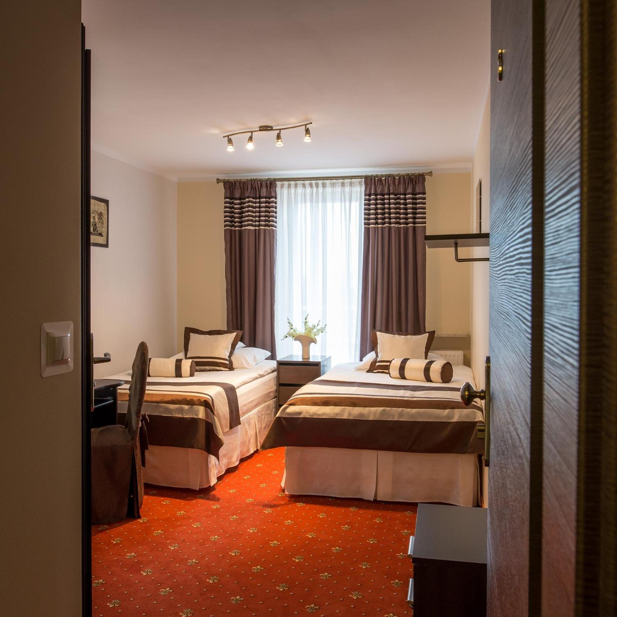 Standard Queen Room with Two Queen Beds - Photo 7