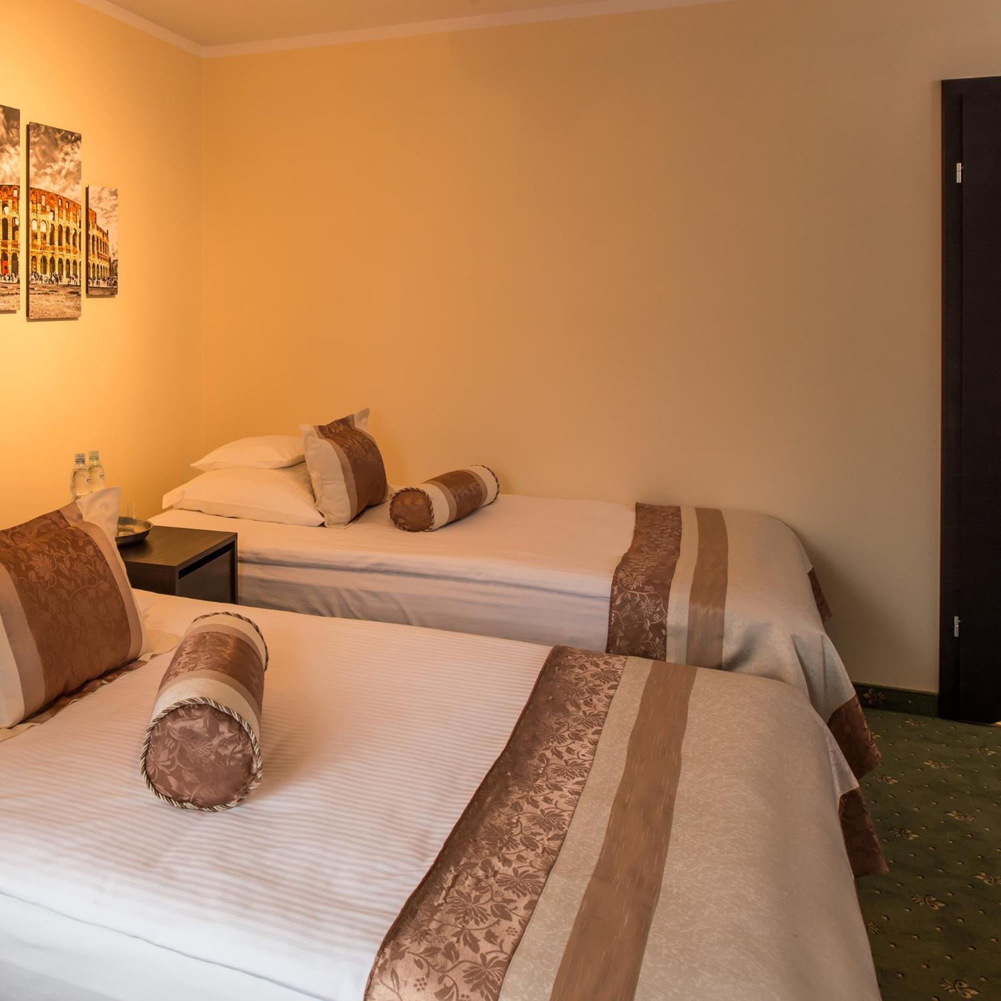 Standard Queen Room with Two Queen Beds - Photo 10