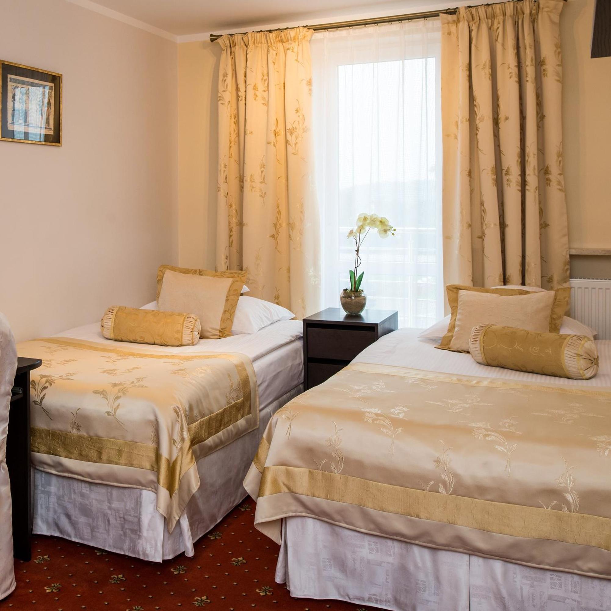 Standard Queen Room with Two Queen Beds - Photo 8