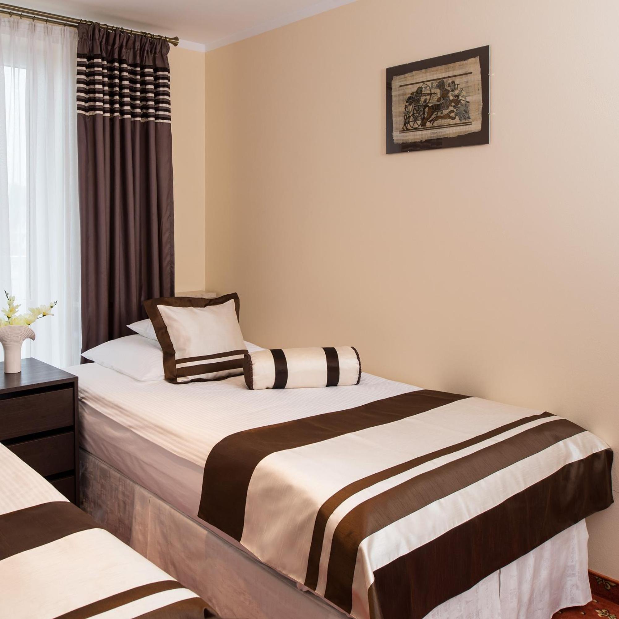 Standard Queen Room with Two Queen Beds - Photo 4